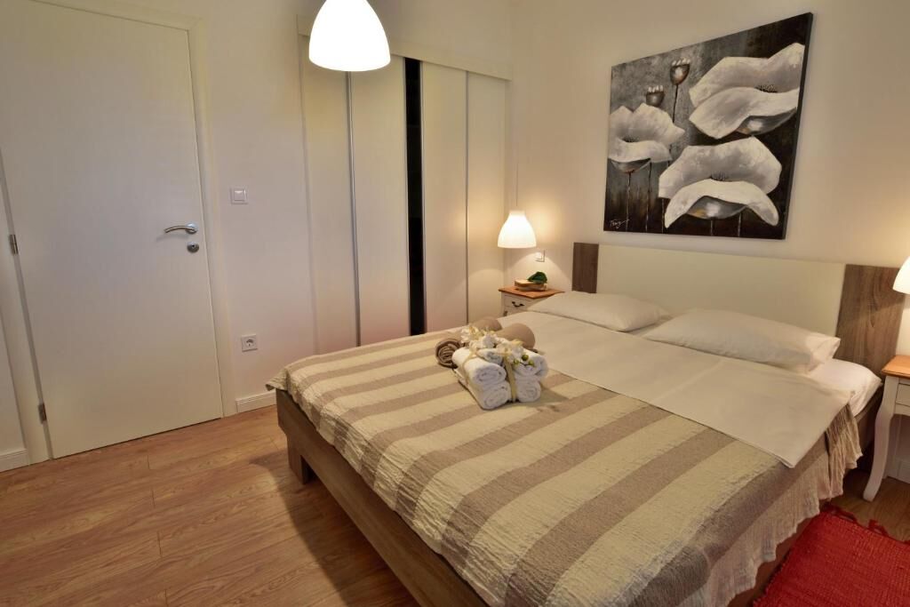 Apartments Wellness &  Beauty 90701-A2