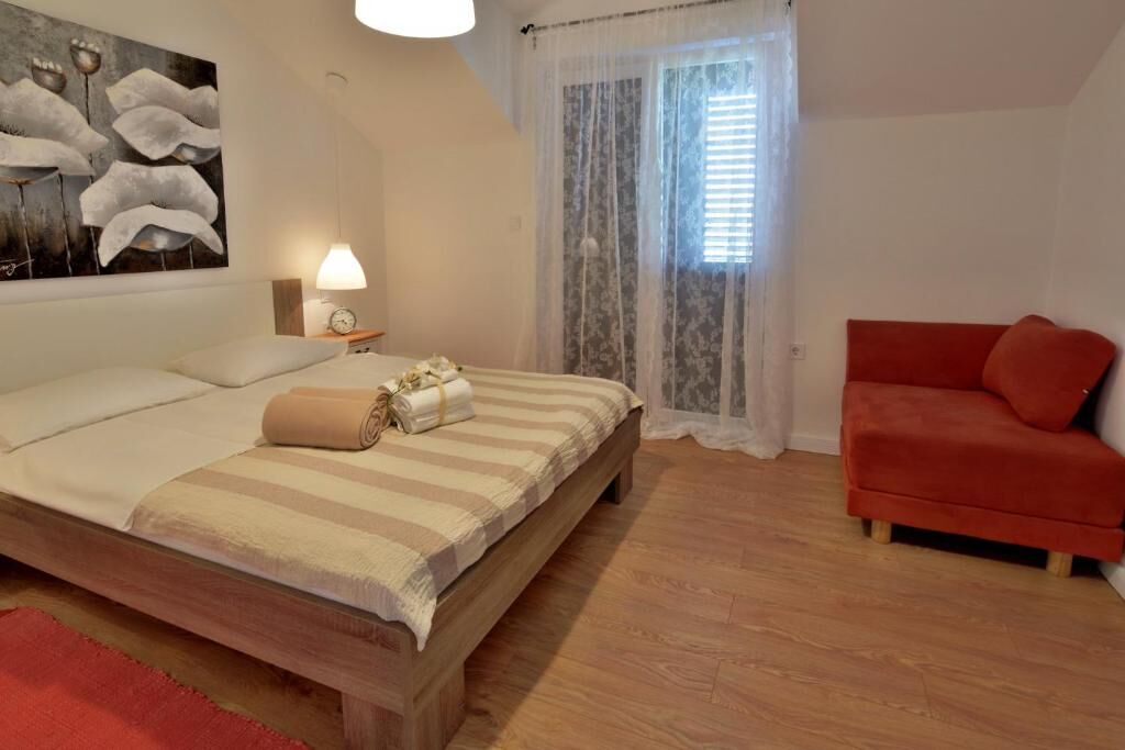 Apartments Wellness &  Beauty 90701-A2