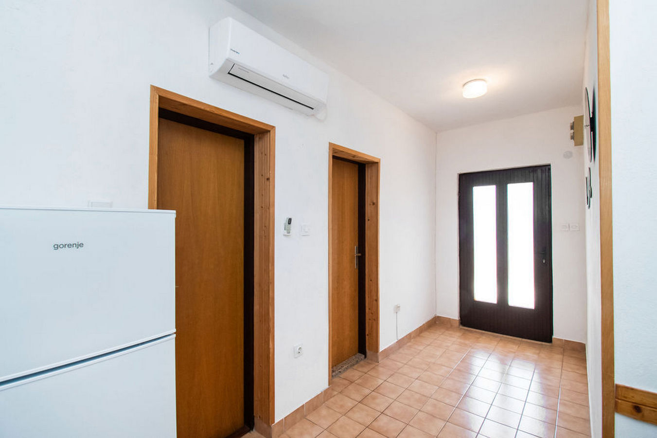 Apartments Crljenko 25301-A1