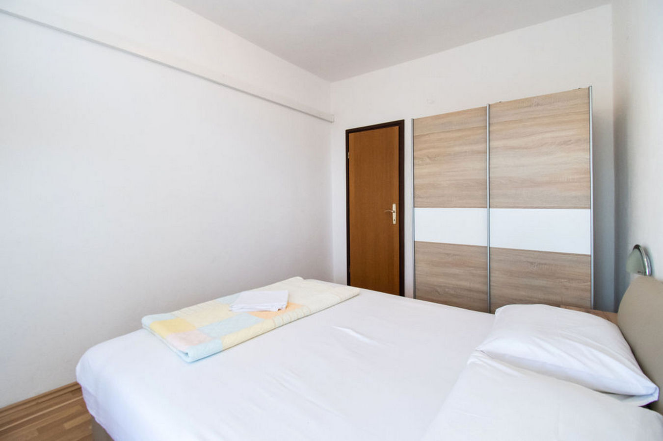 Apartments Crljenko 25301-A1