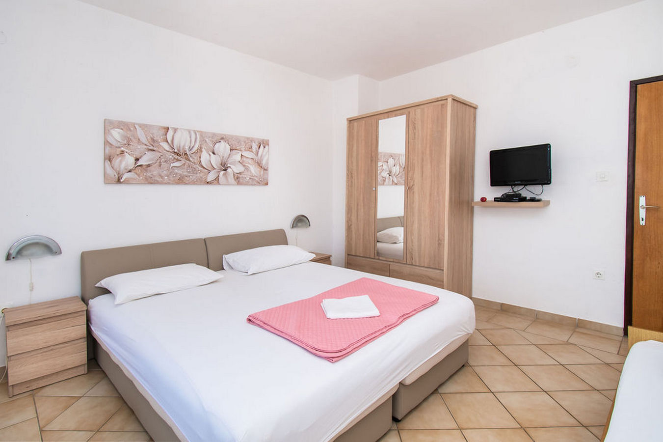 Apartments Crljenko 25301-A1