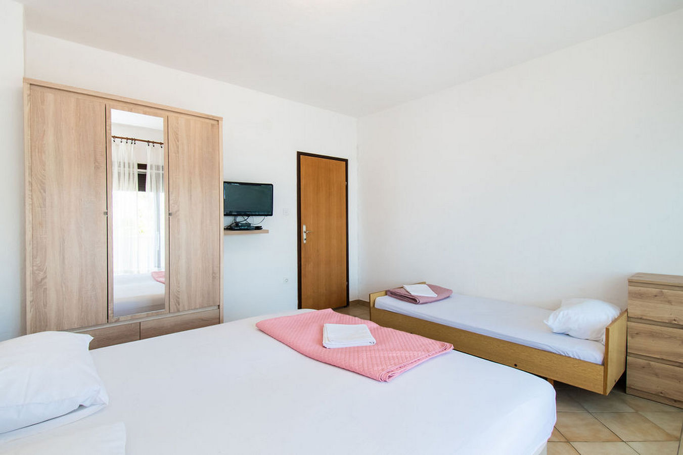 Apartments Crljenko 25301-A1