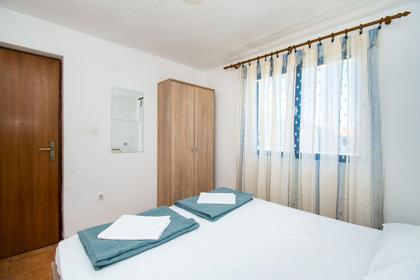 Apartments Crljenko 25301-A3
