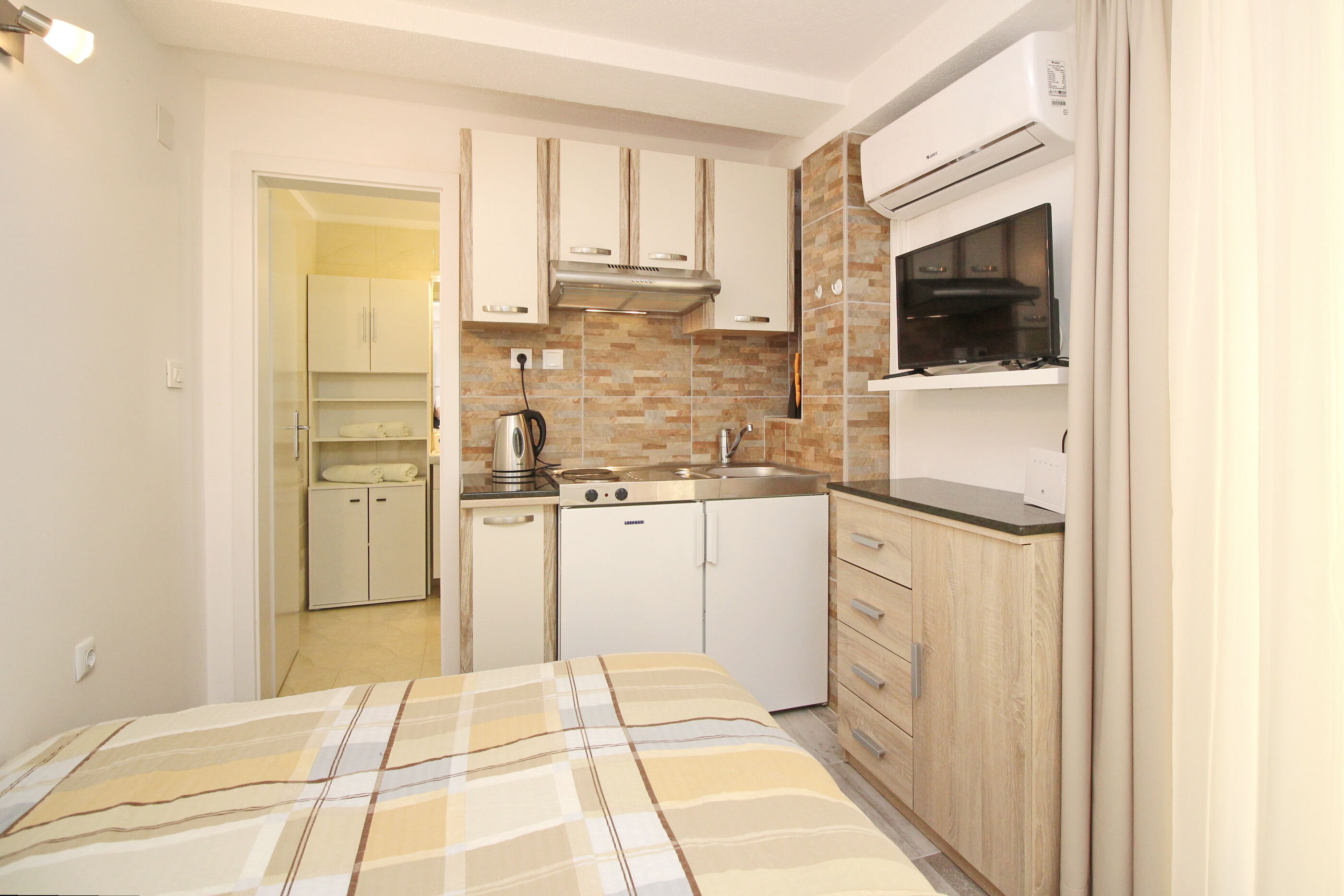 Apartments VASILIC CUGALJ SMOKVINA 69018-A4