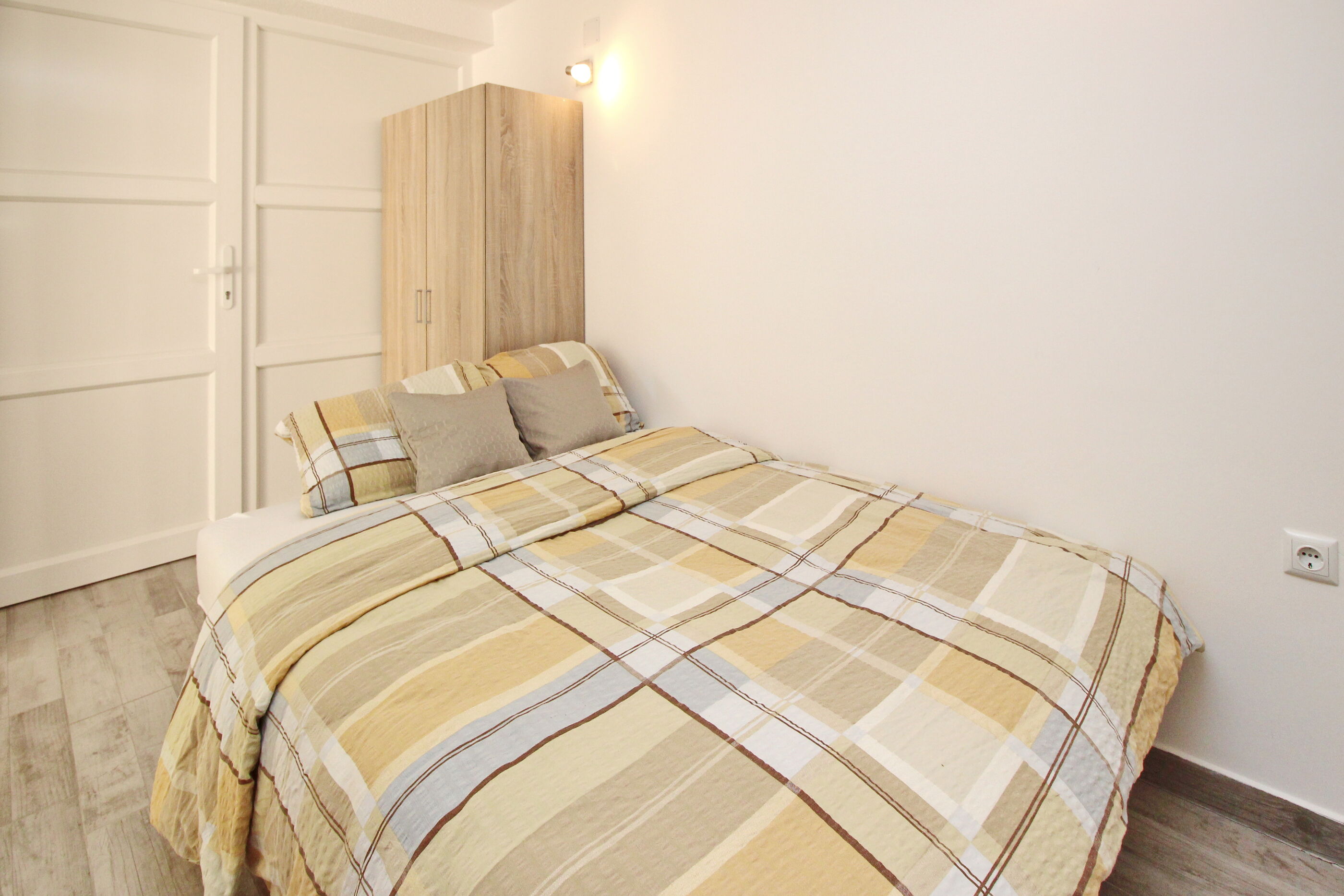 Apartments VASILIC CUGALJ SMOKVINA 69018-A4