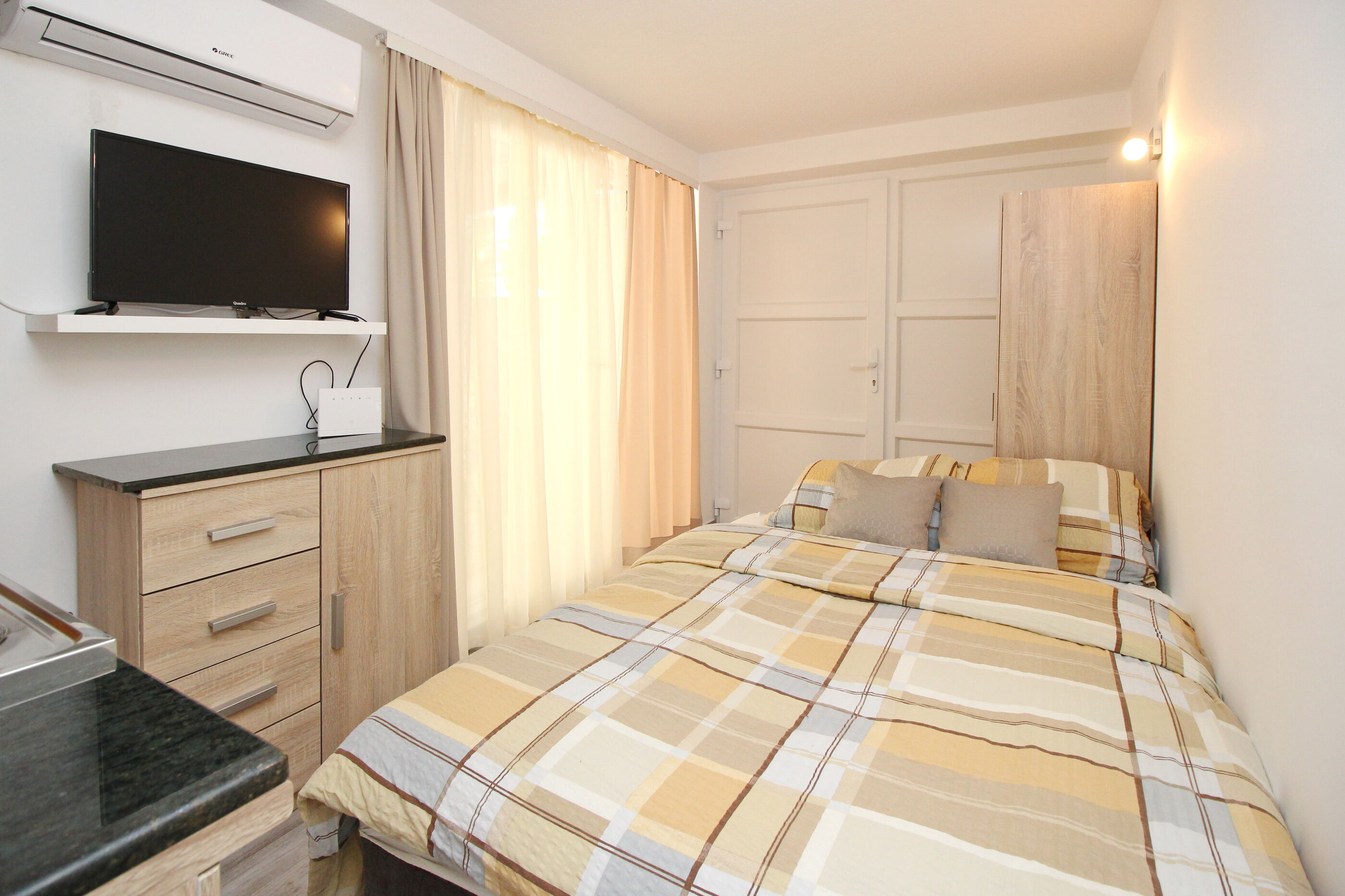 Apartments VASILIC CUGALJ SMOKVINA 69018-A4