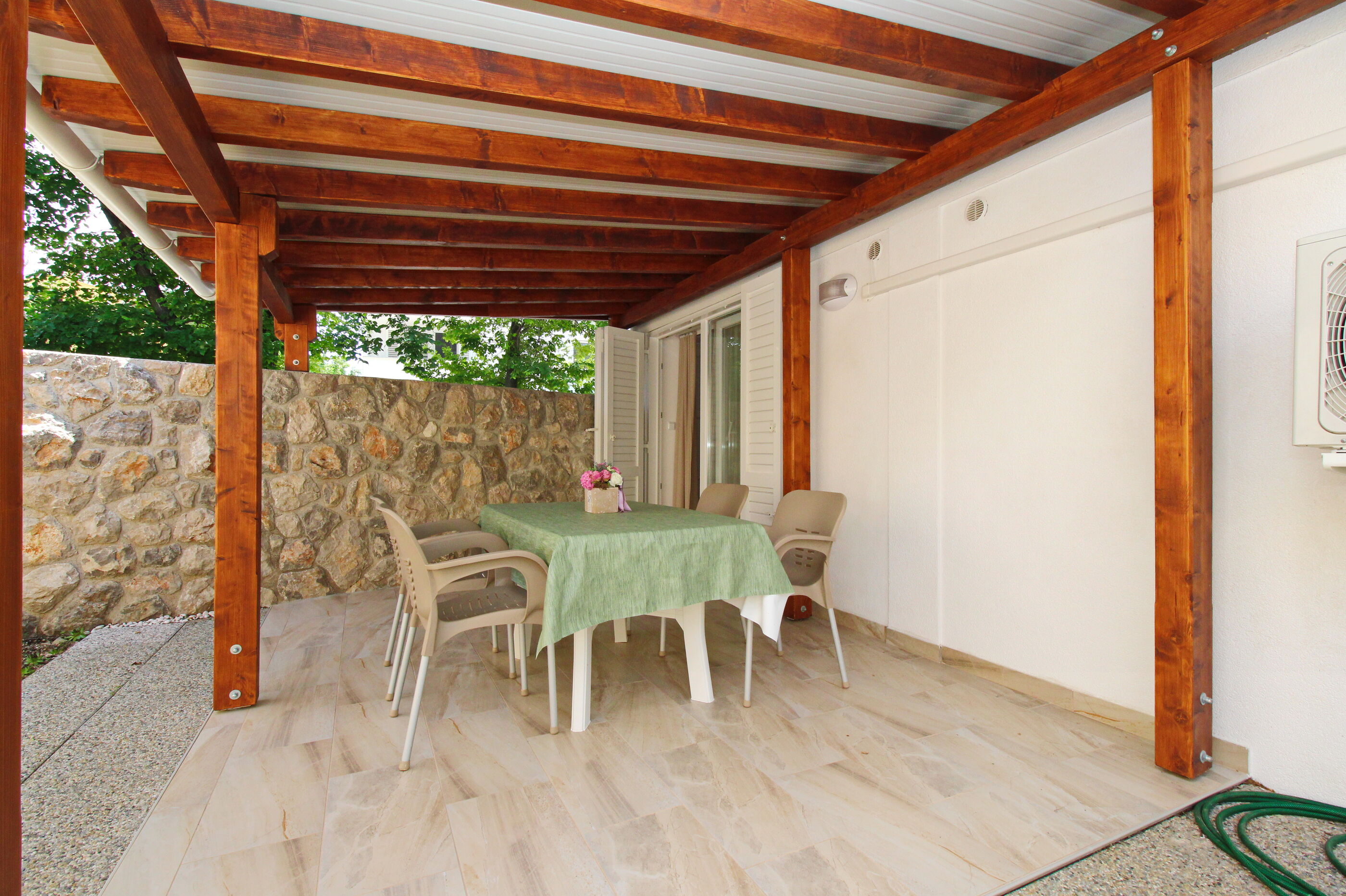 Apartments VASILIC CUGALJ SMOKVINA 69018-A4