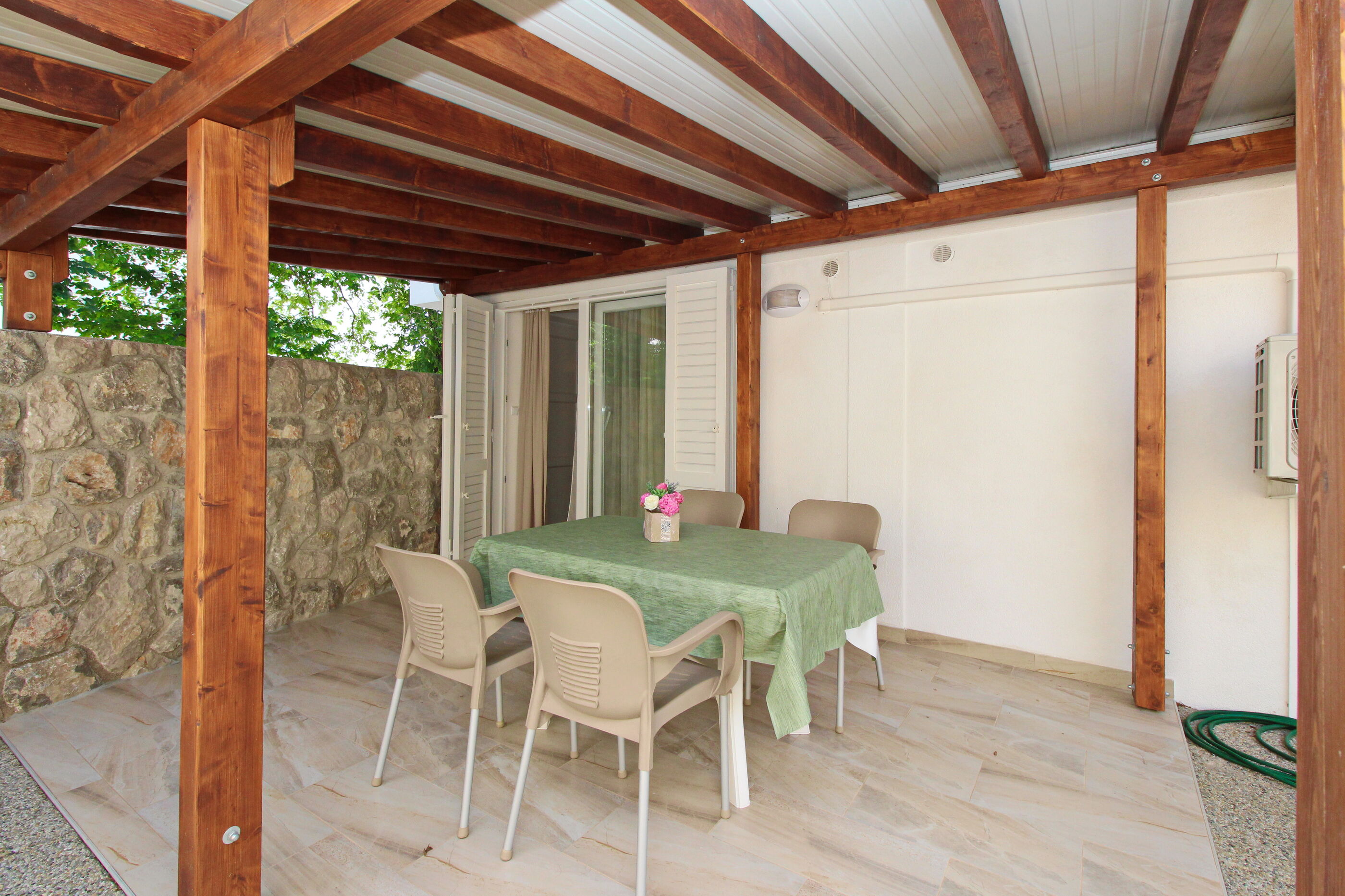 Apartments VASILIC CUGALJ SMOKVINA 69018-A4