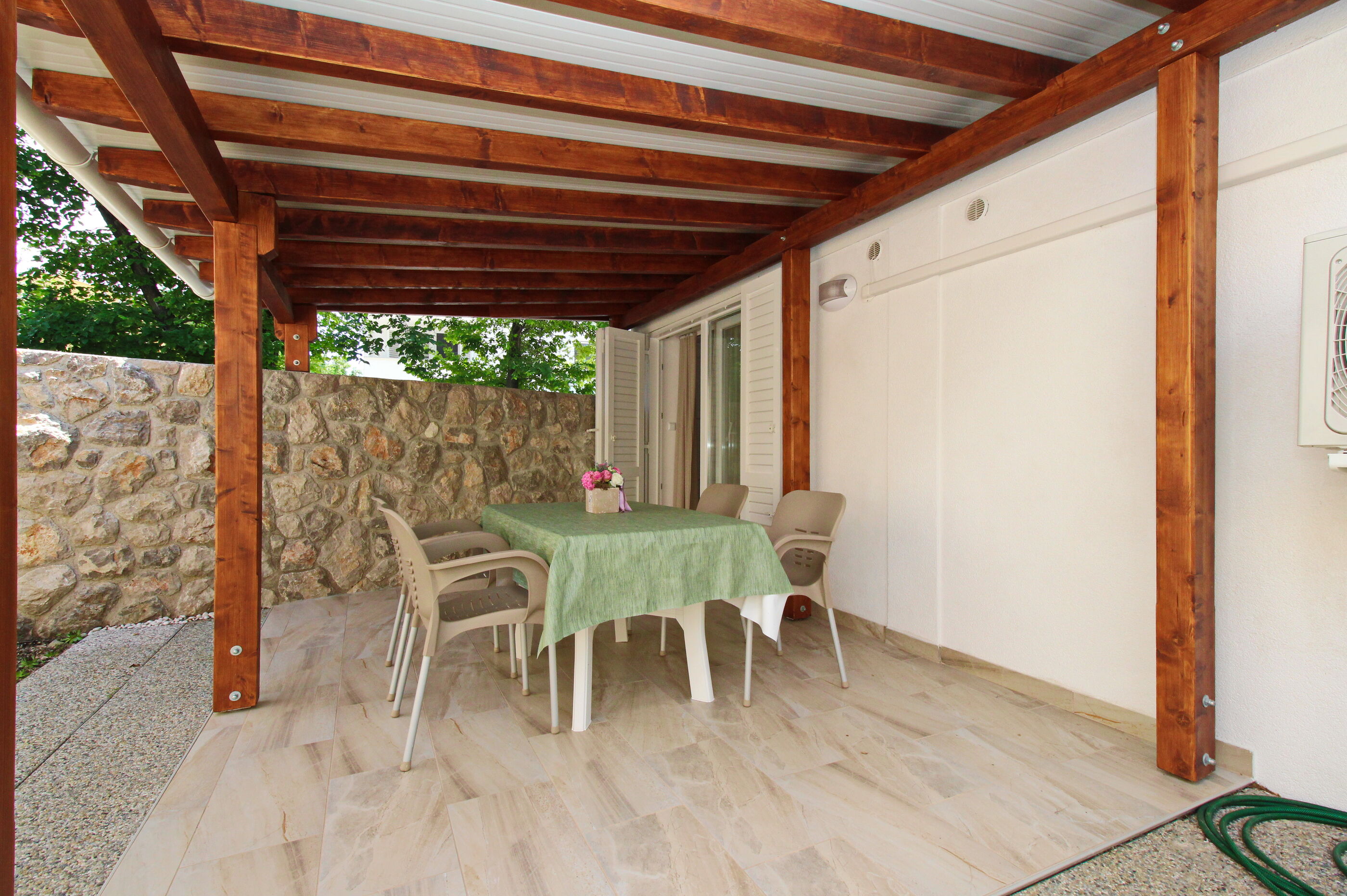 Apartments VASILIC CUGALJ SMOKVINA 69018-A4