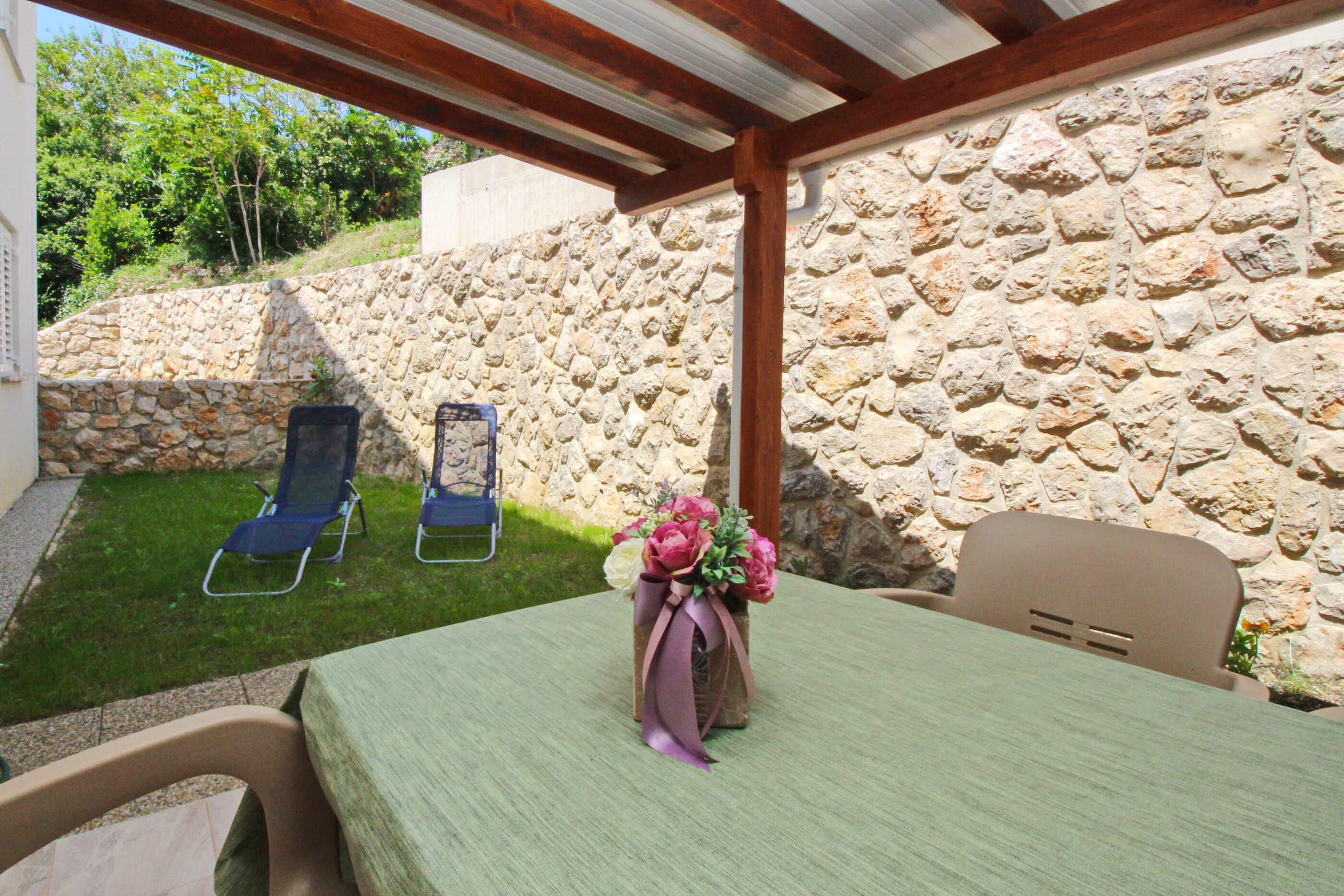 Apartments VASILIC CUGALJ SMOKVINA 69018-A4