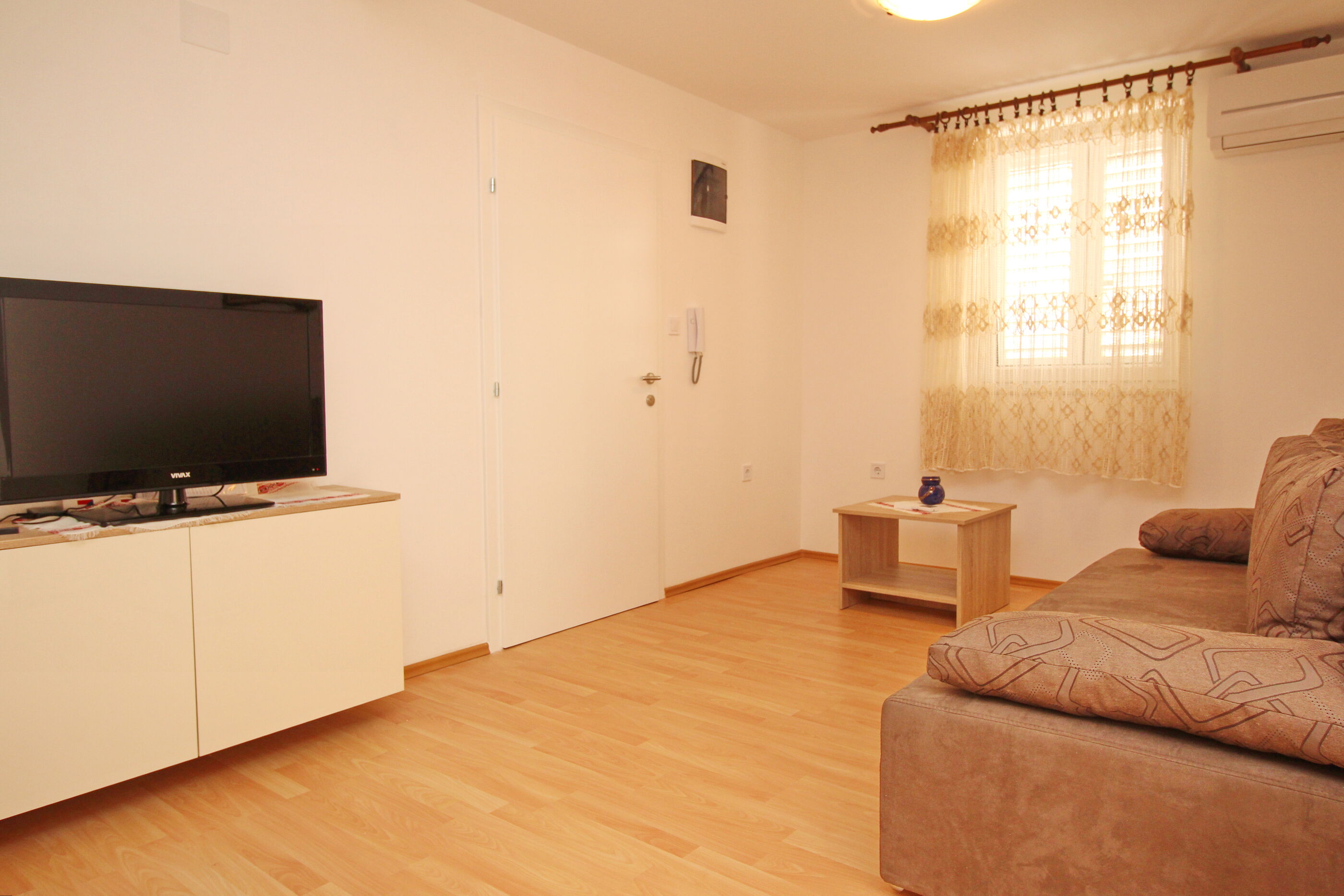 Apartments VASILIC CUGALJ SMOKVINA 69018-A1