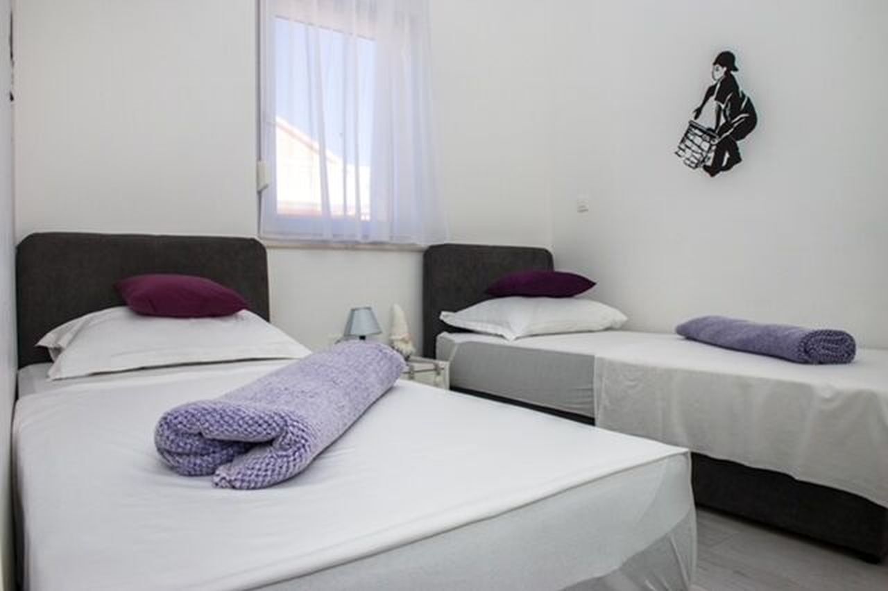 Apartments Zdeslav 80541-A2