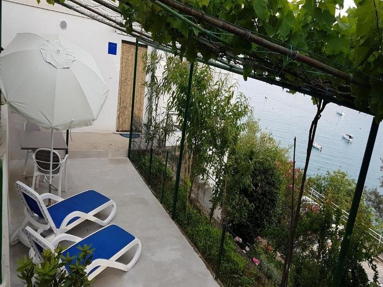 Apartment By the Sea 91652-A1