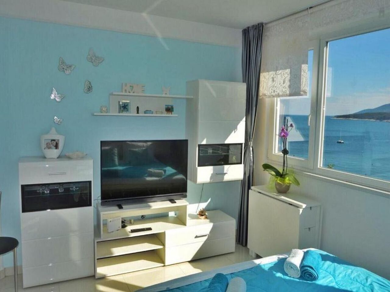 Apartment By the Sea 91652-A1