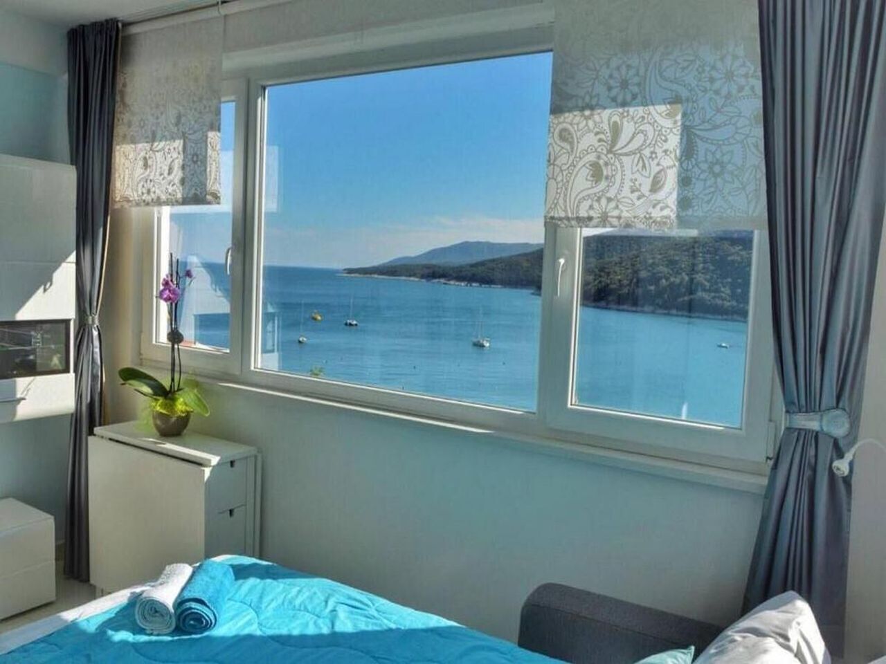 Apartment By the Sea 91652-A1