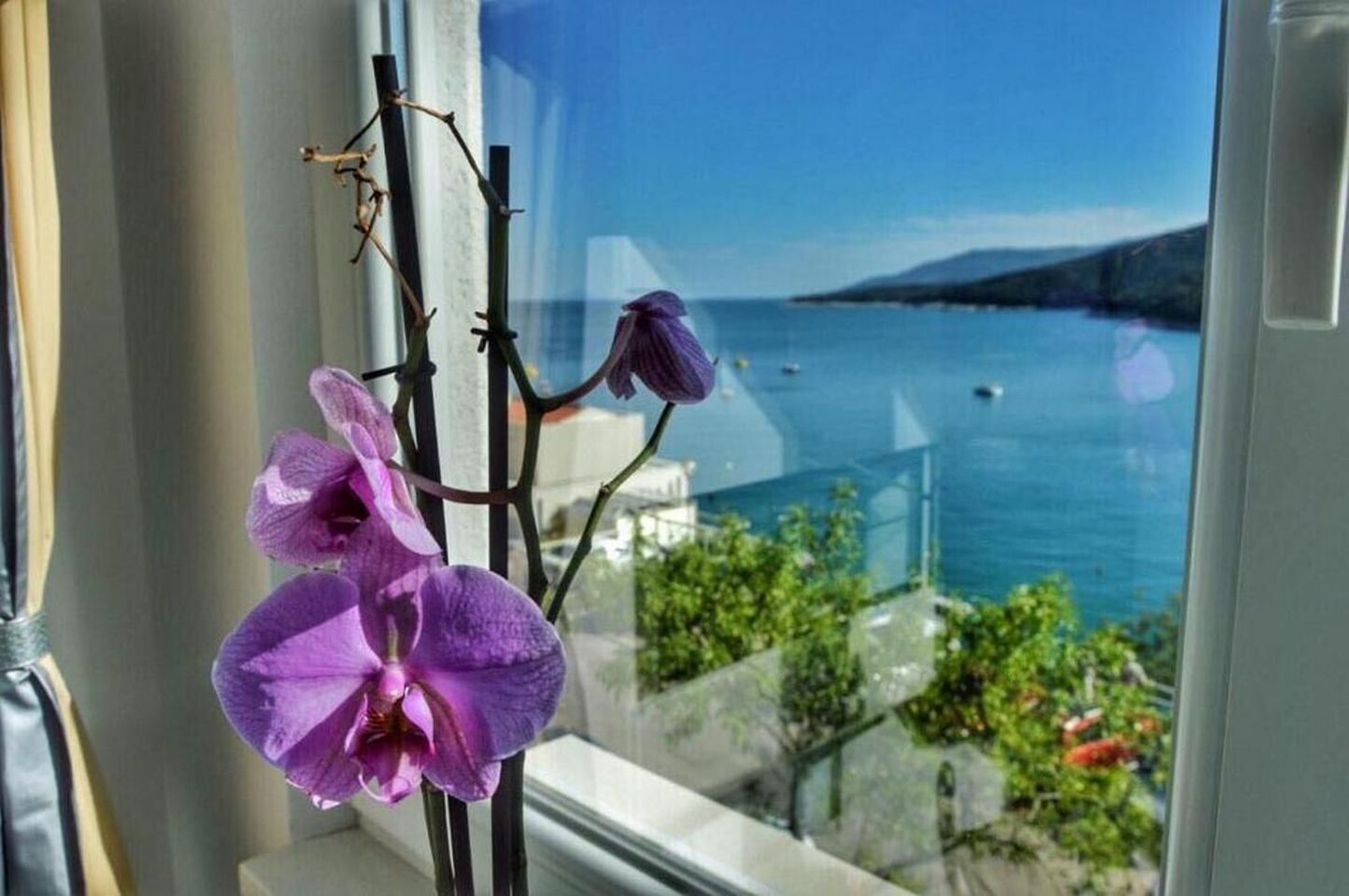 Apartment By the Sea 91652-A1