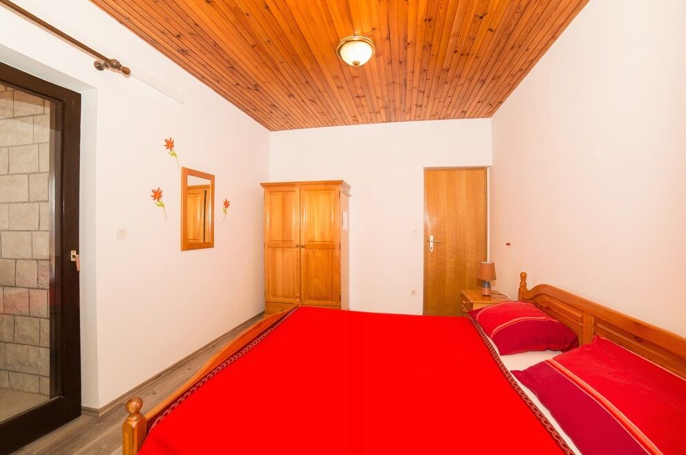 Apartments and Room Jure 93691-A1