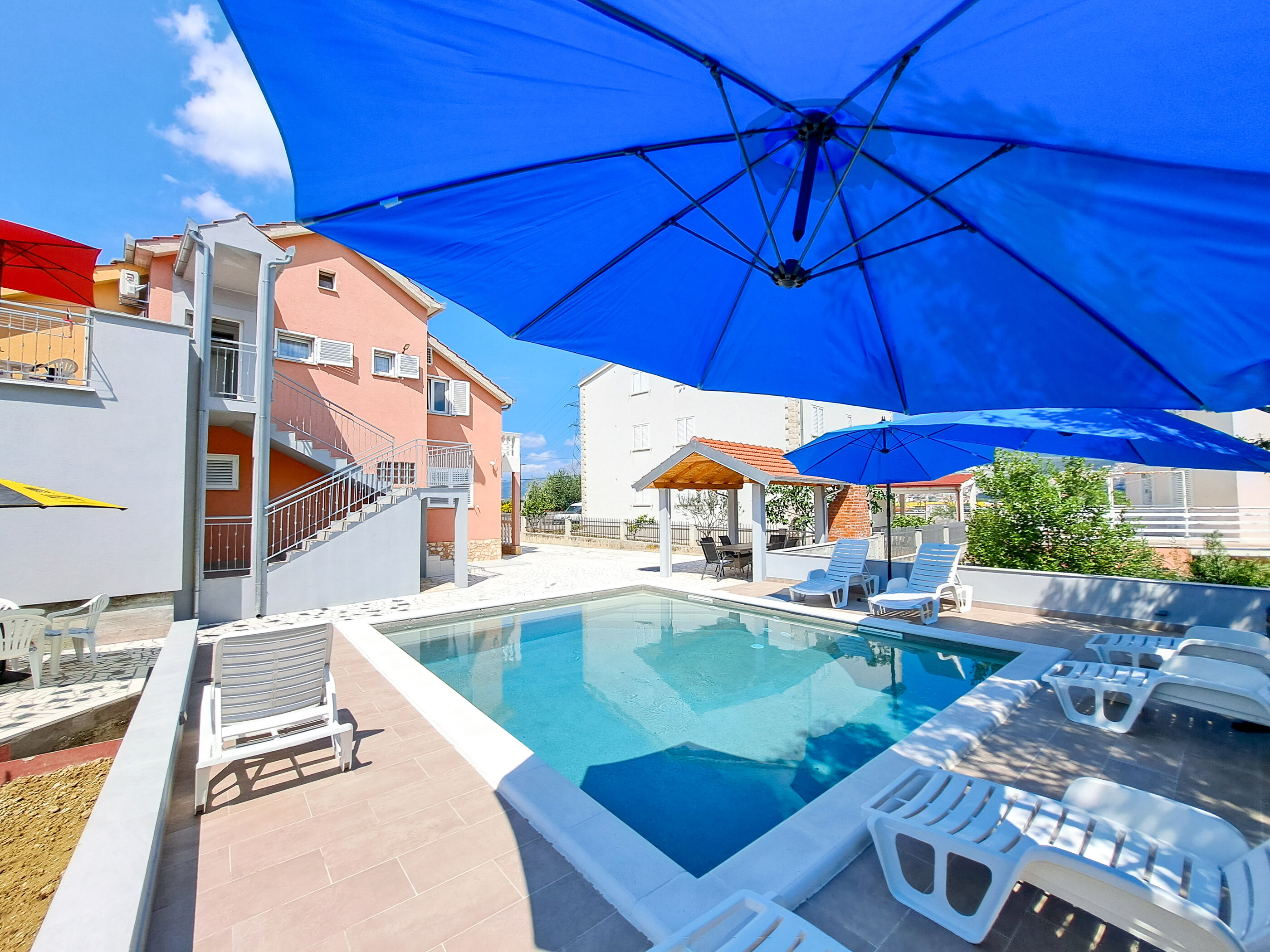 Apartments Mile 94611-A1