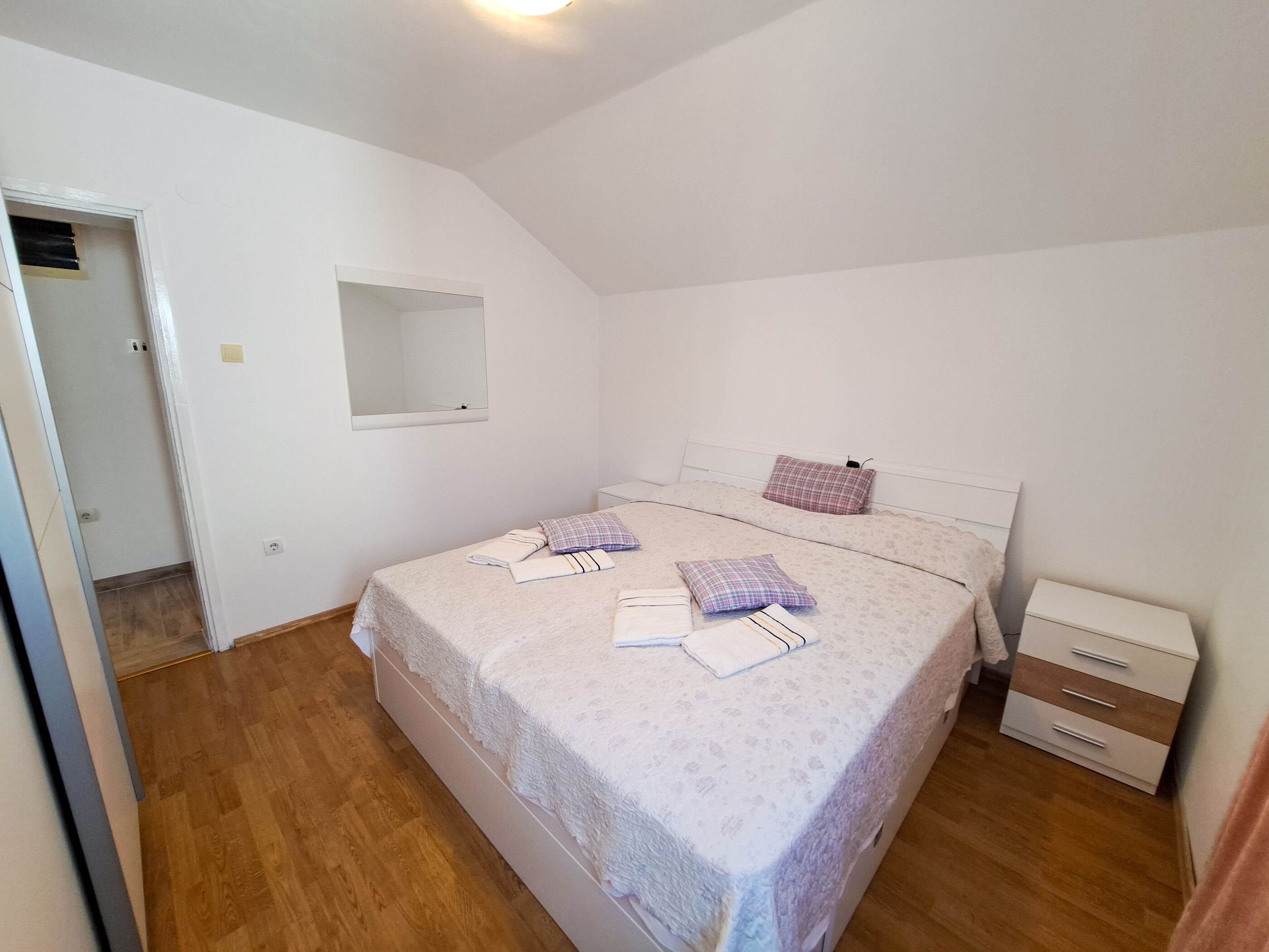 Apartments Mile 94611-A1