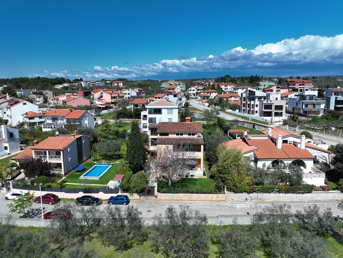House Olivija 74262-A1