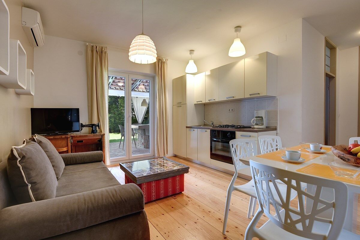 House Olivija 74262-A2