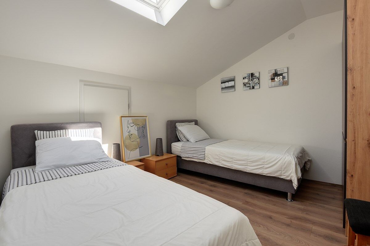 House Olivija 74262-A3