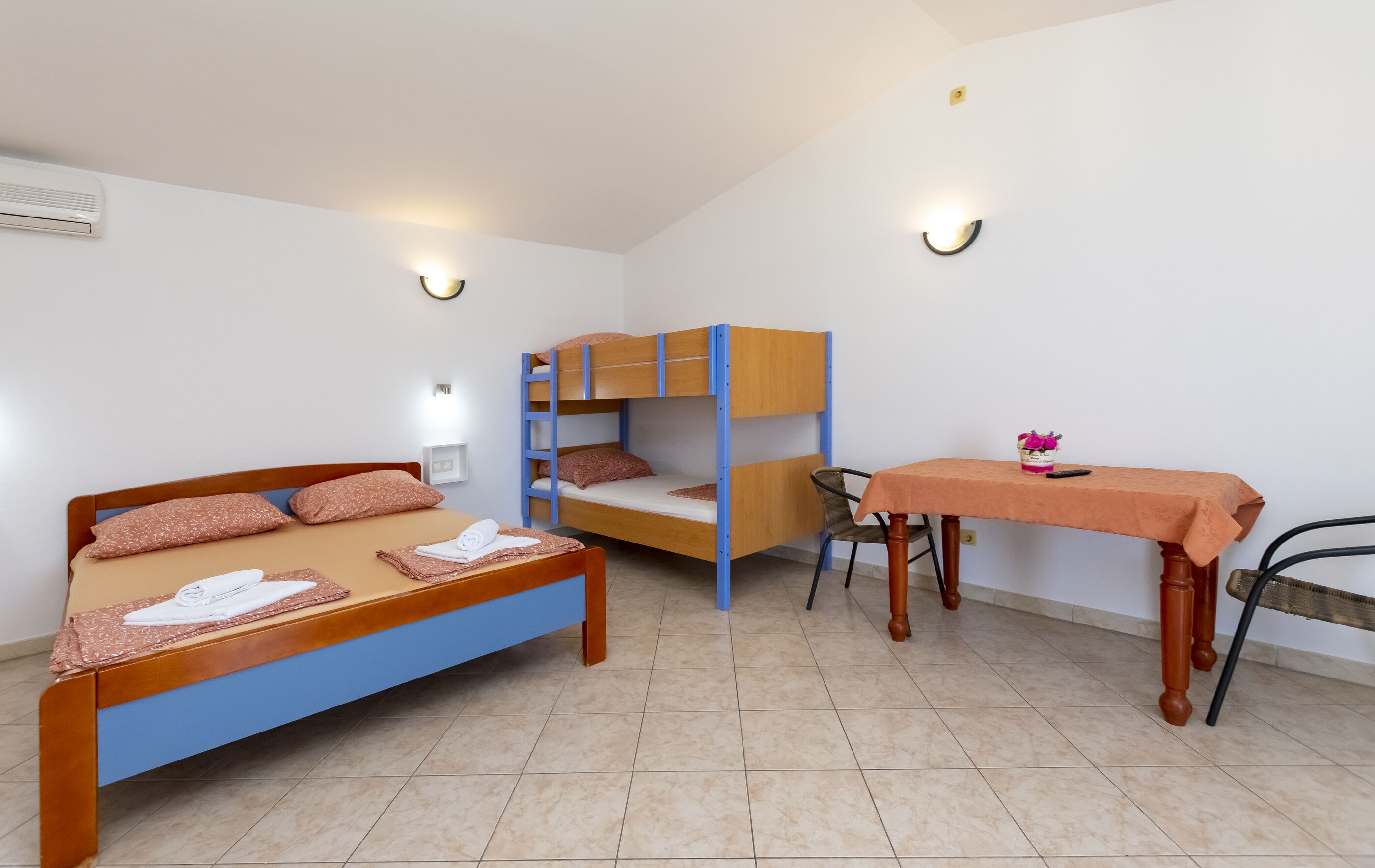 Apartments and Room Jure 93691-A3