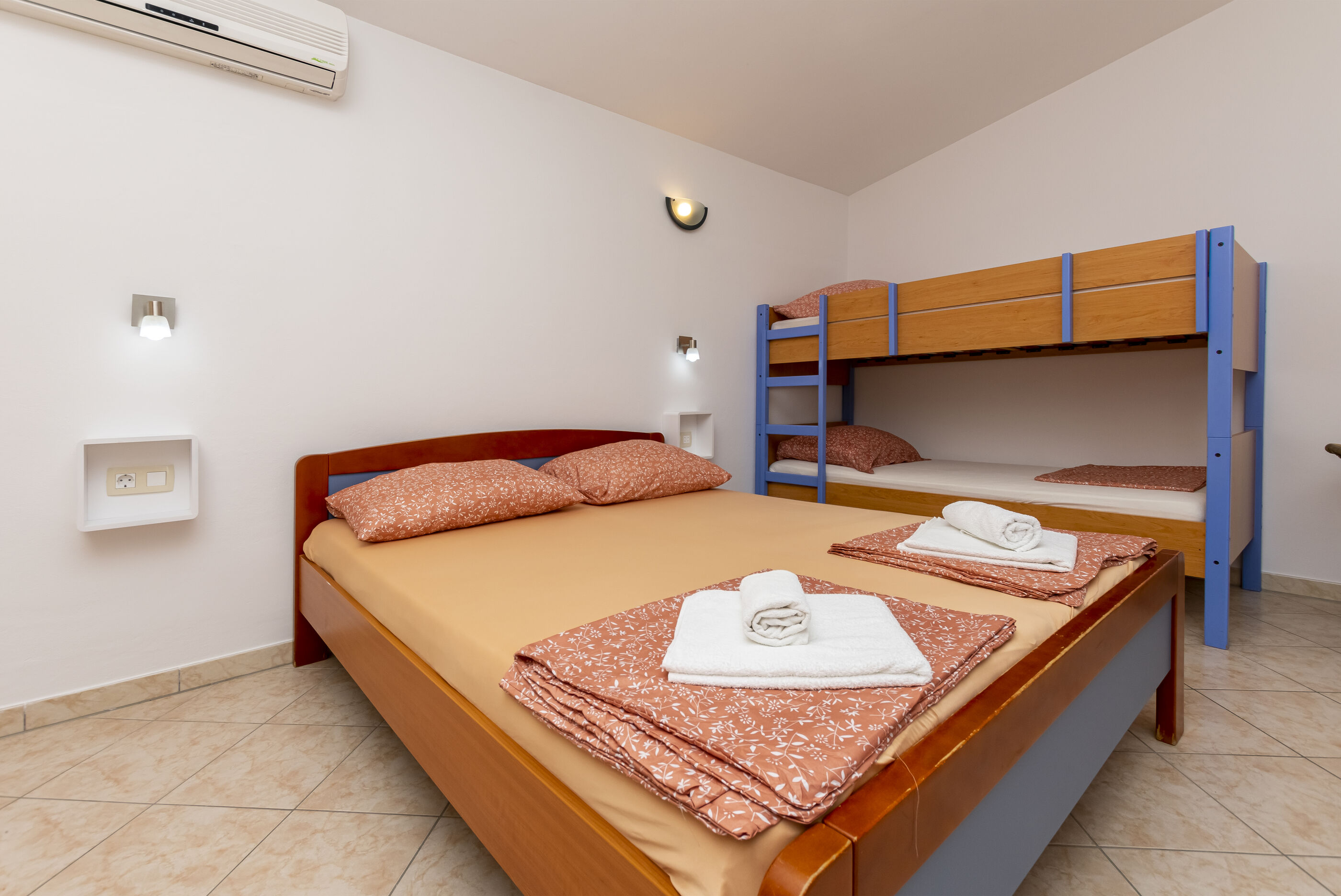 Apartments and Room Jure 93691-A3