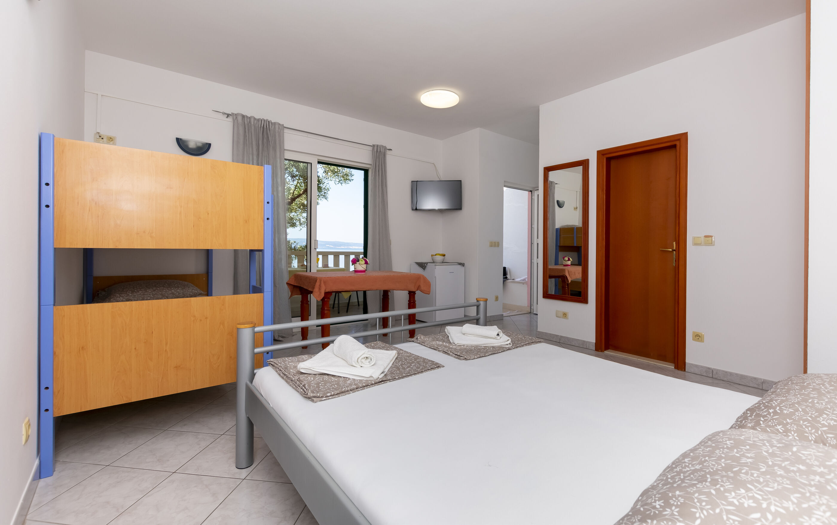 Apartments and Room Jure 93691-A5