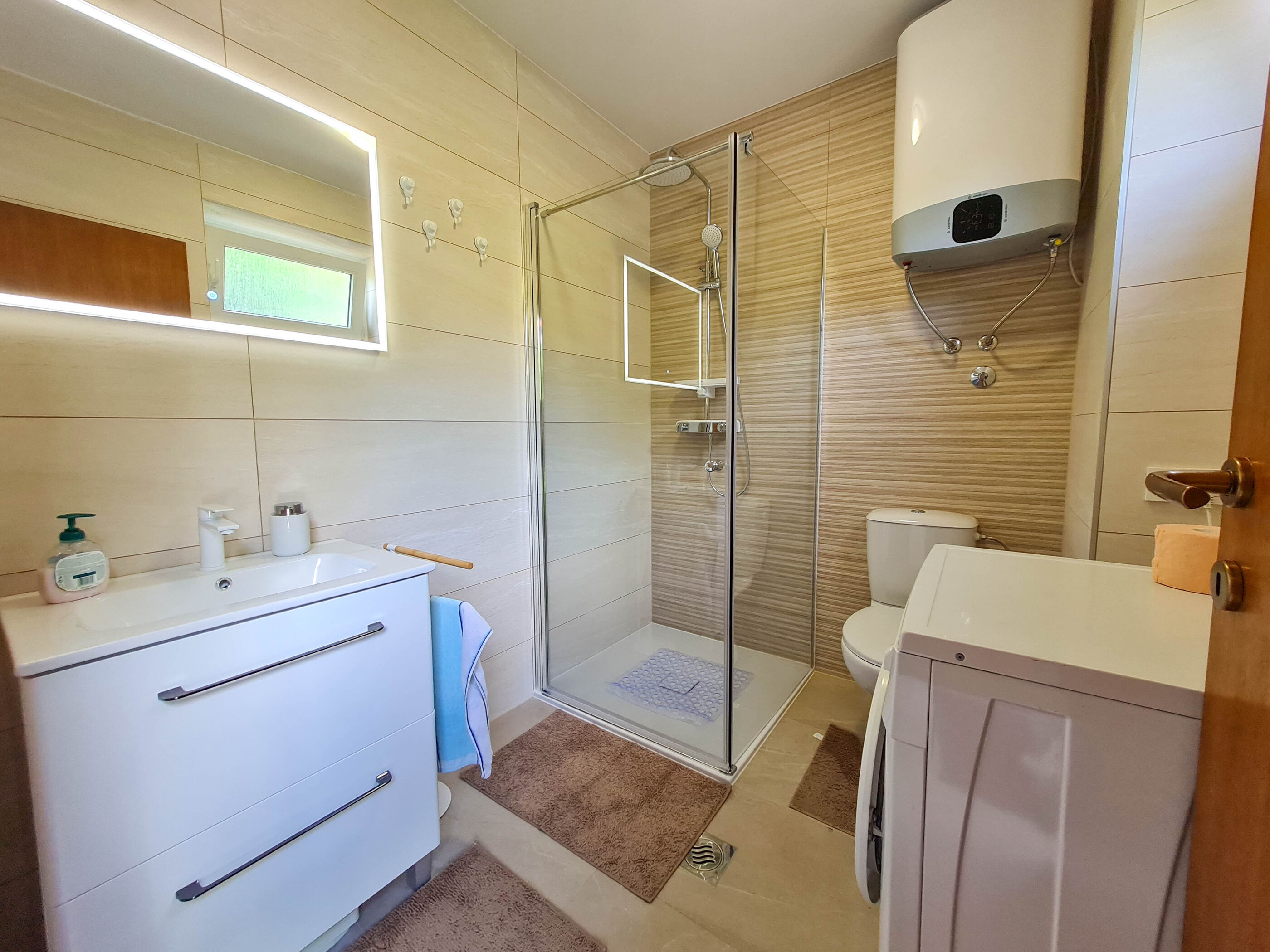 Apartment Roses 83121-A1