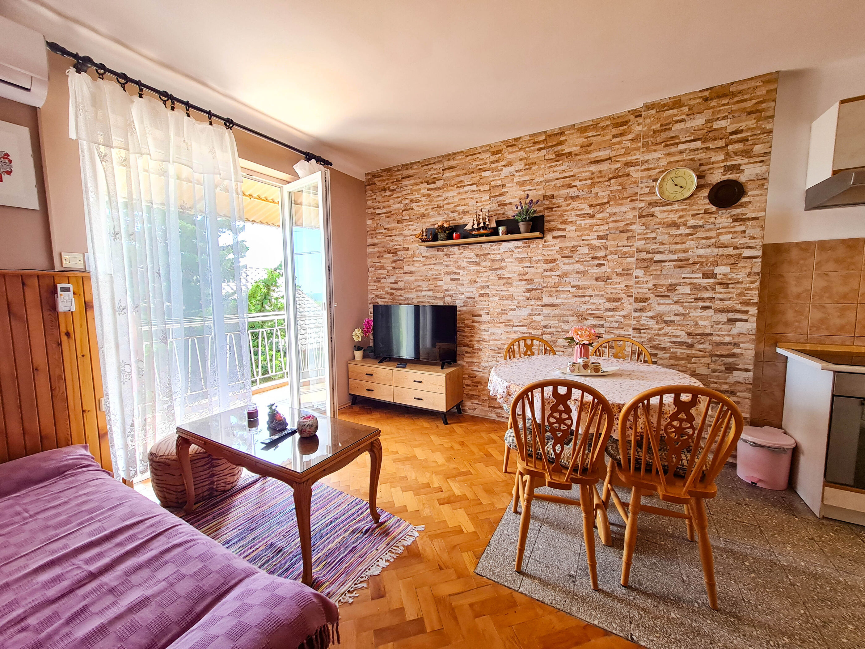 Apartment Roses 83121-A1