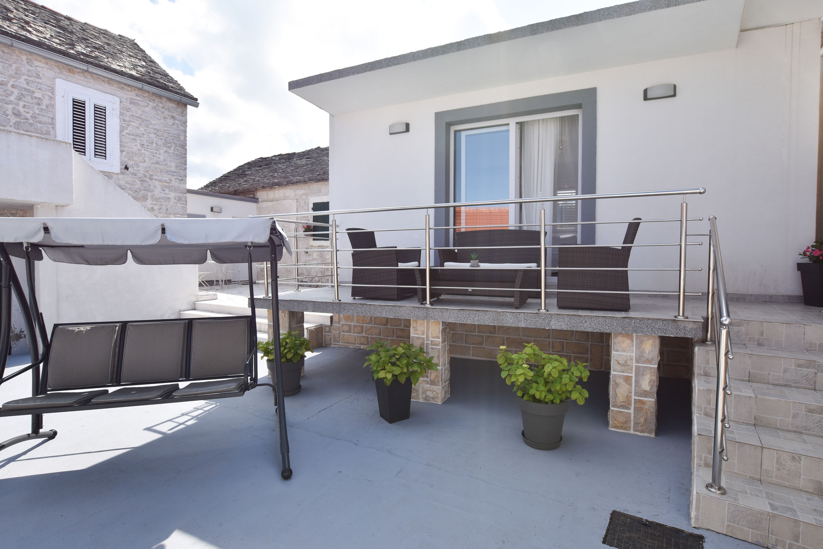 House Gruja 91981-K1