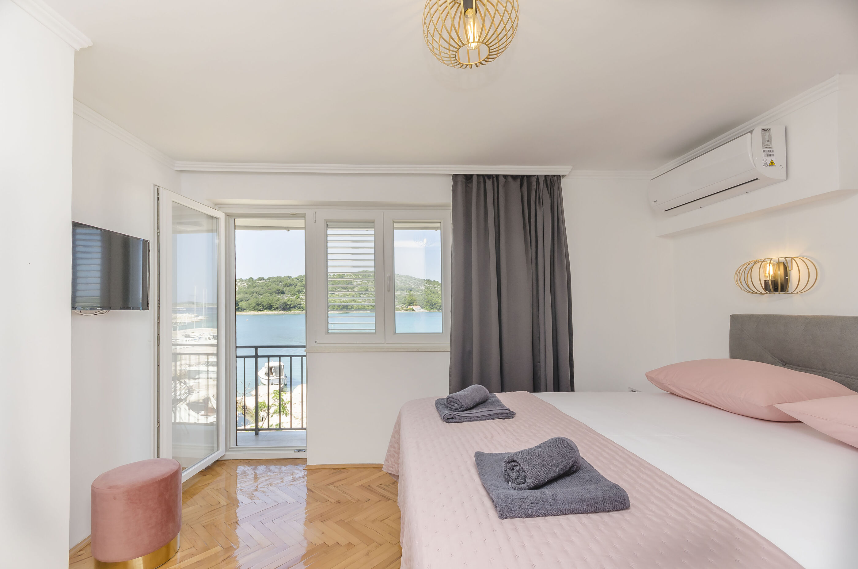 Apartment Paradise 95811-A1