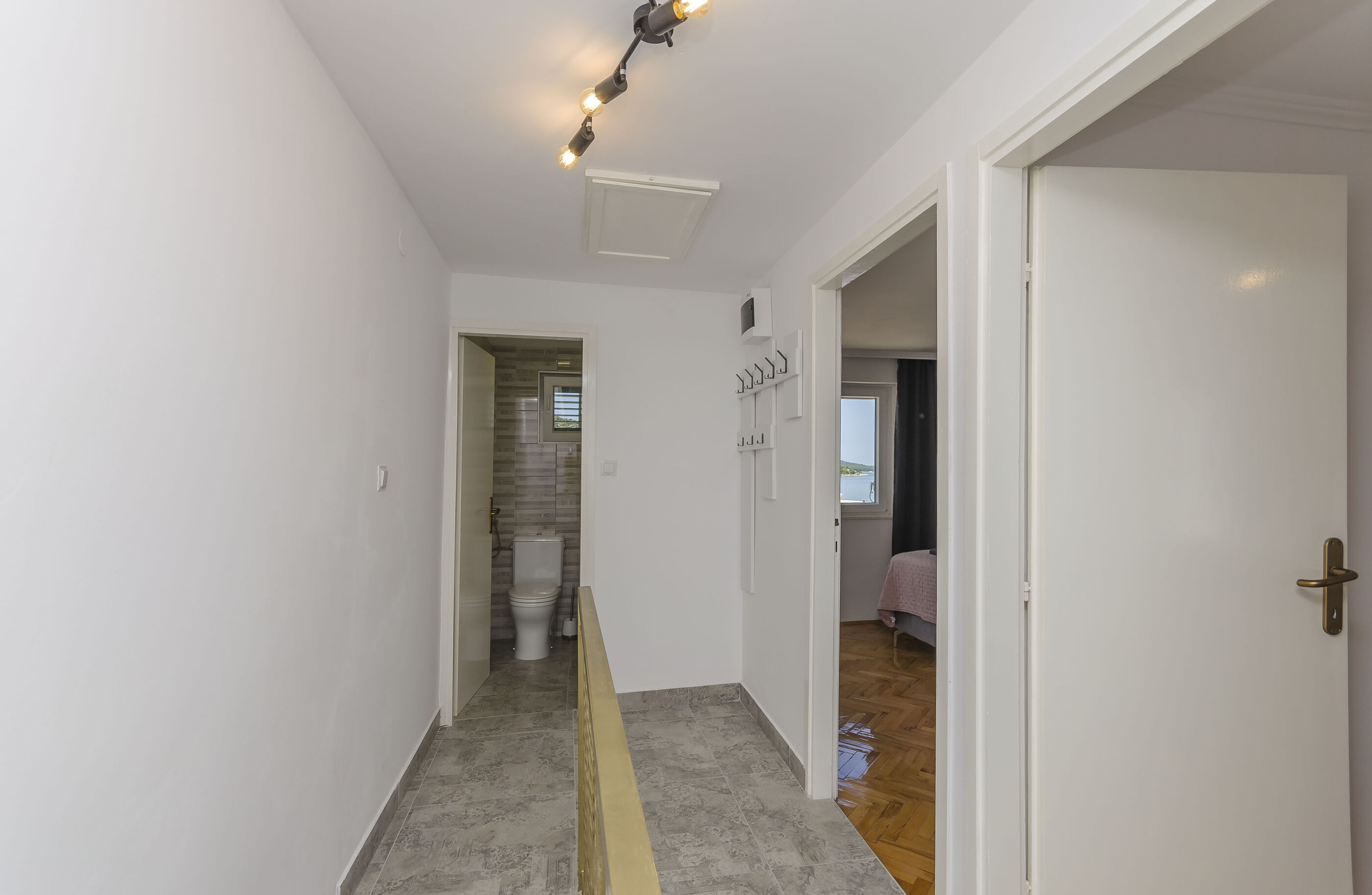 Apartment Paradise 95811-A1