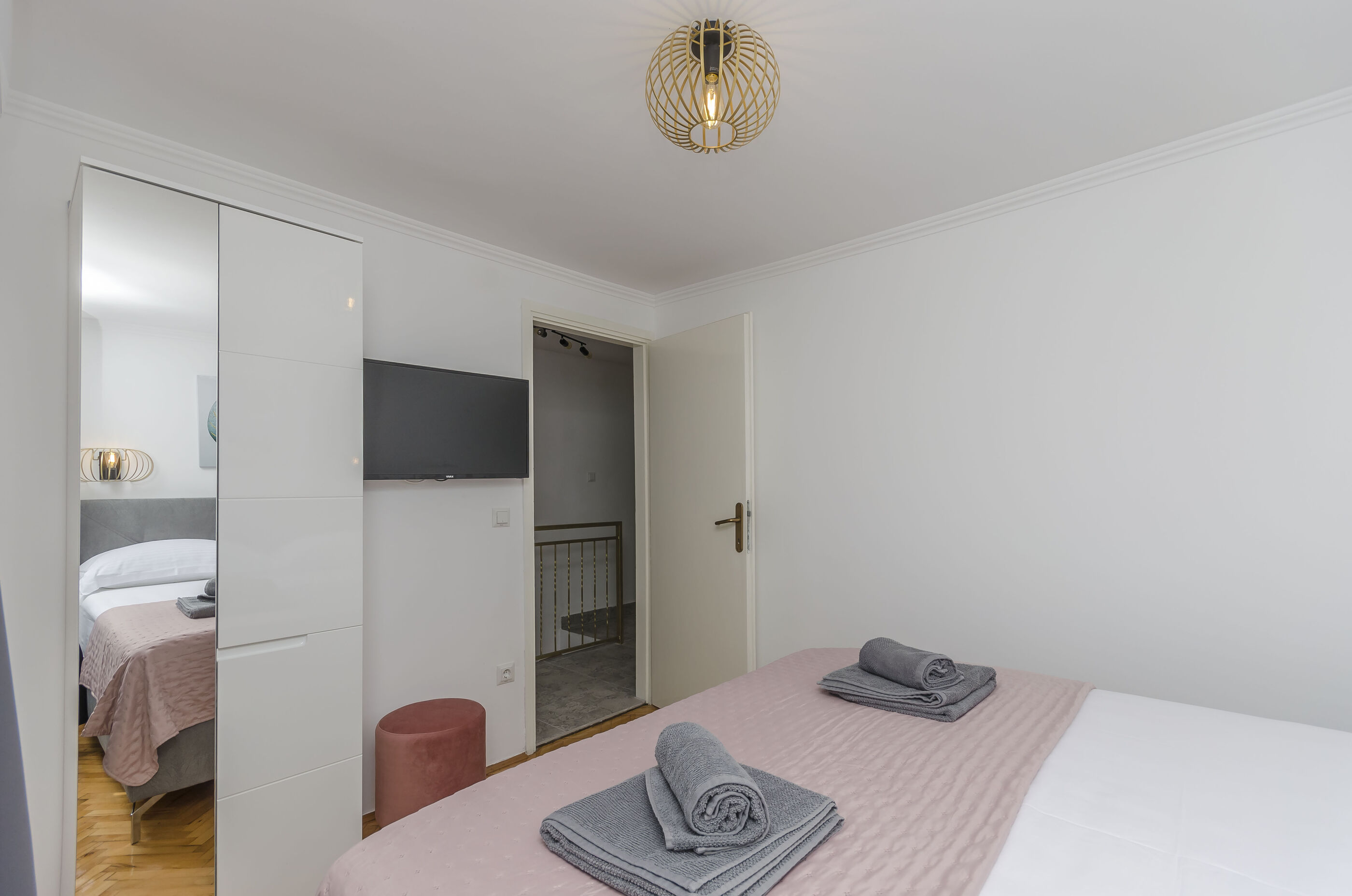 Apartment Paradise 95811-A1