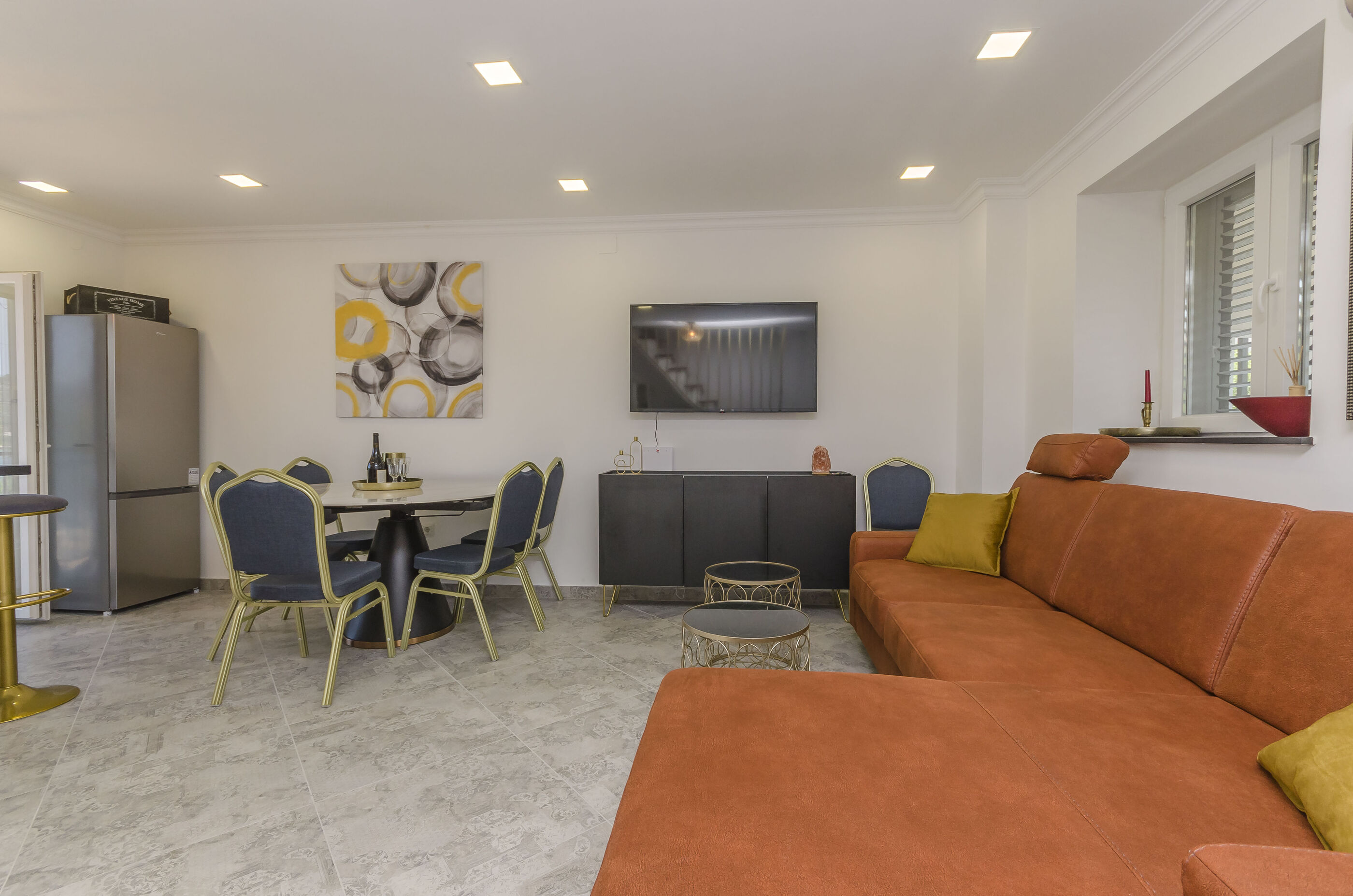 Apartment Paradise 95811-A1