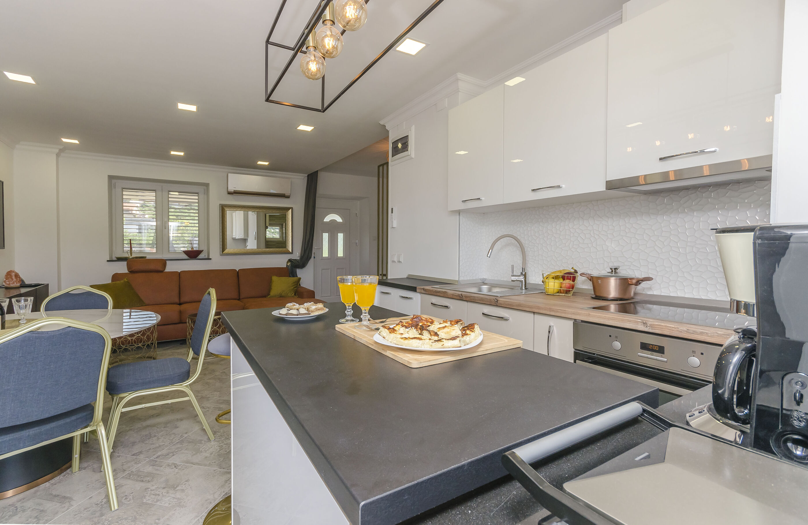 Apartment Paradise 95811-A1