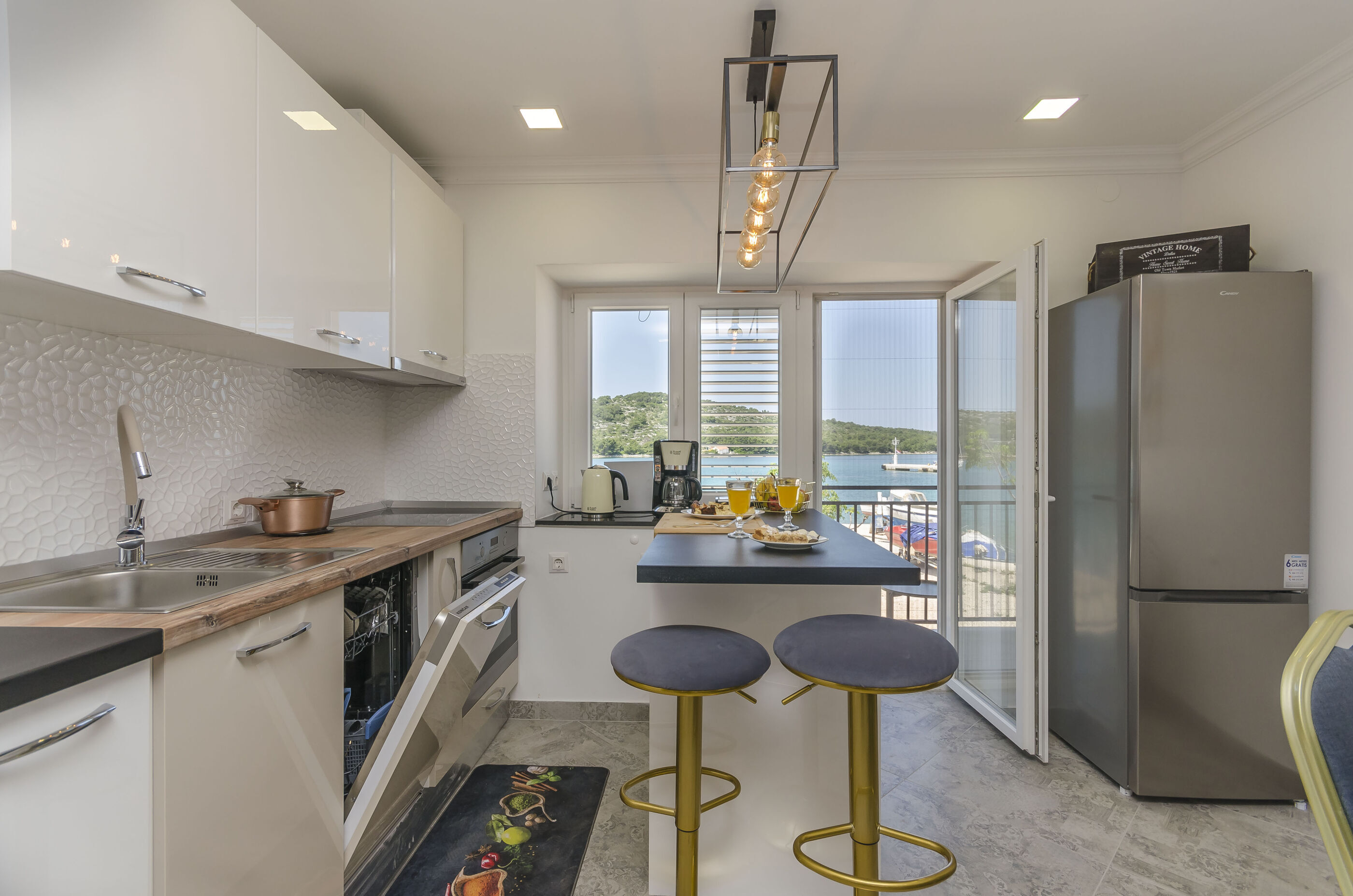 Apartment Paradise 95811-A1