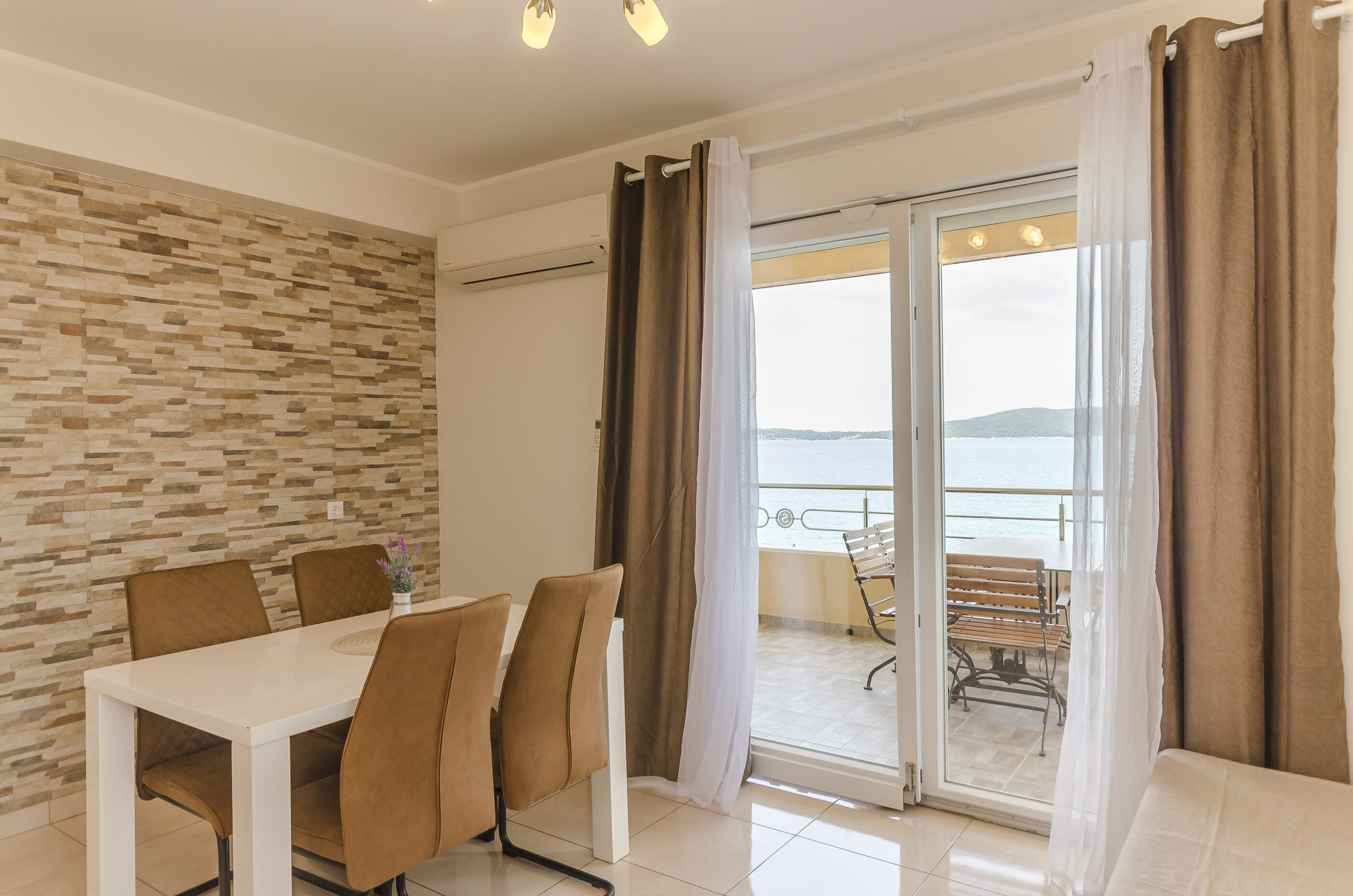Apartments Superba 84051-A6