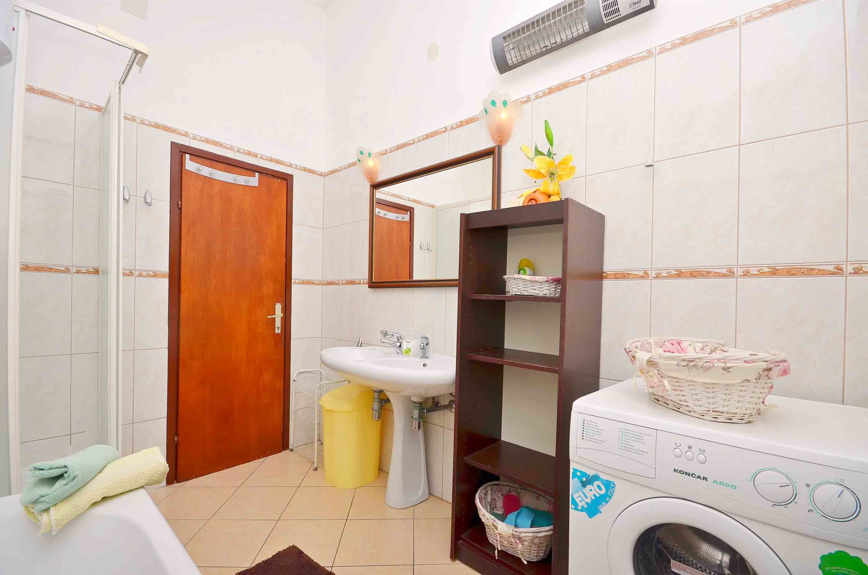 Apartment and Rooms Artina 25091-A1