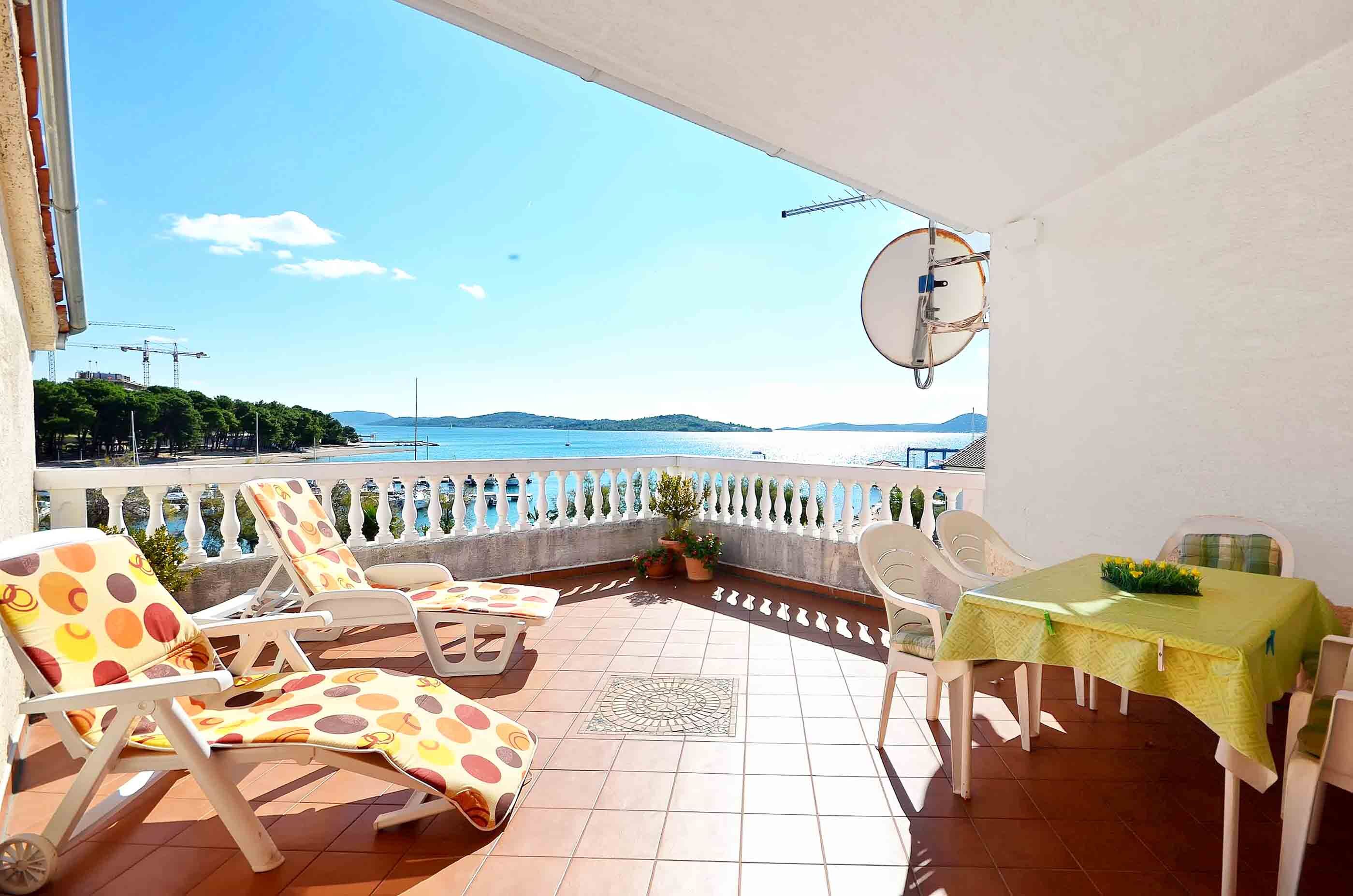 Apartment and Rooms Artina 25091-A1