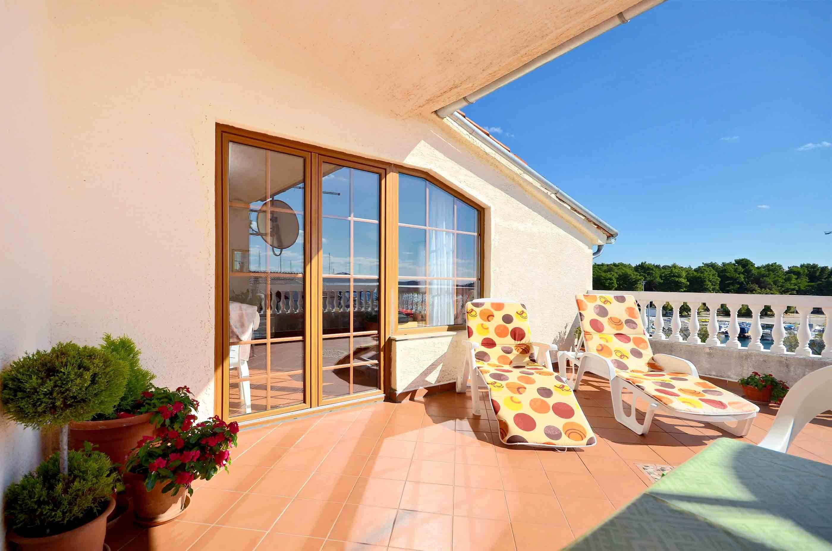Apartment and Rooms Artina 25091-A1
