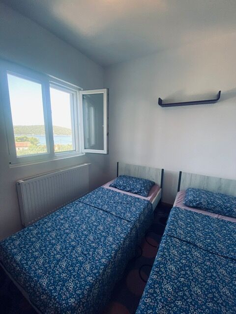 Apartment Modesty 94171-A1