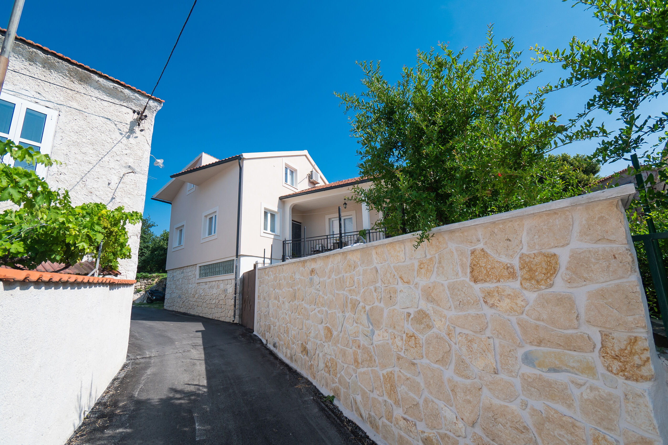 House Bany 96851-K1