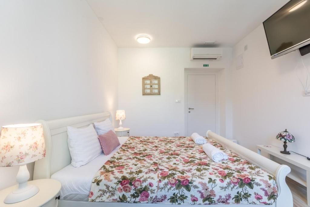 Apartments and Room Poesia 96991-S3