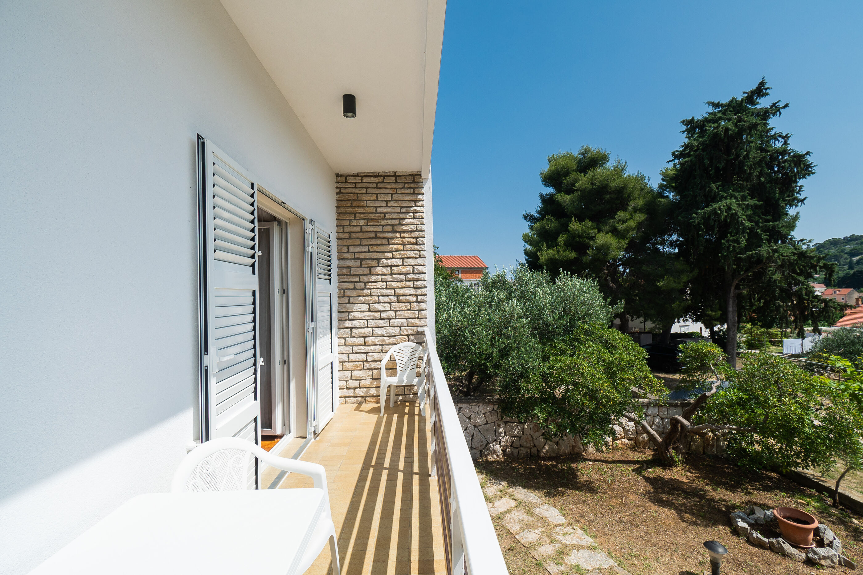 Apartments and Room Kate 95931-A1