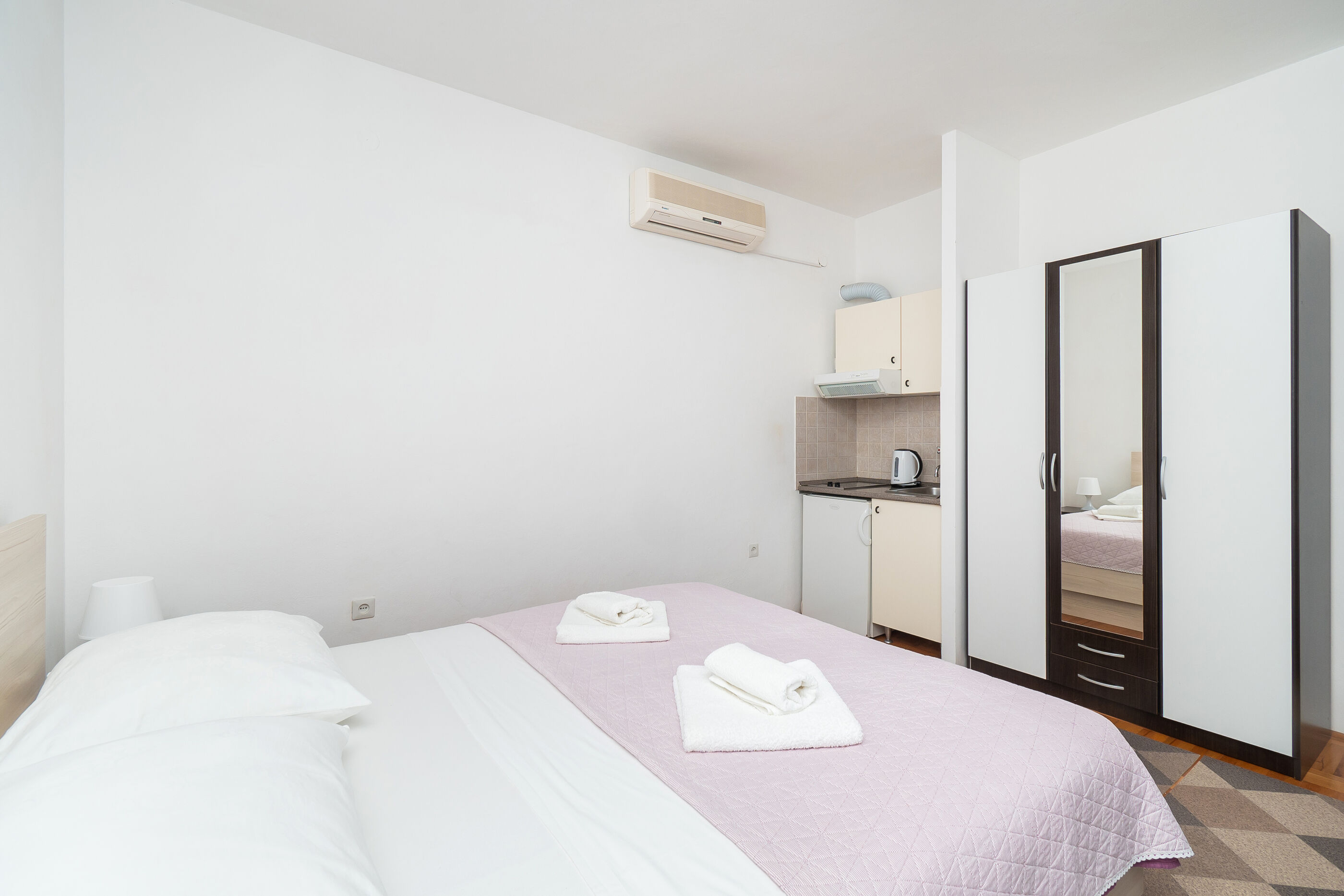 Apartments and Room Kate 95931-A4
