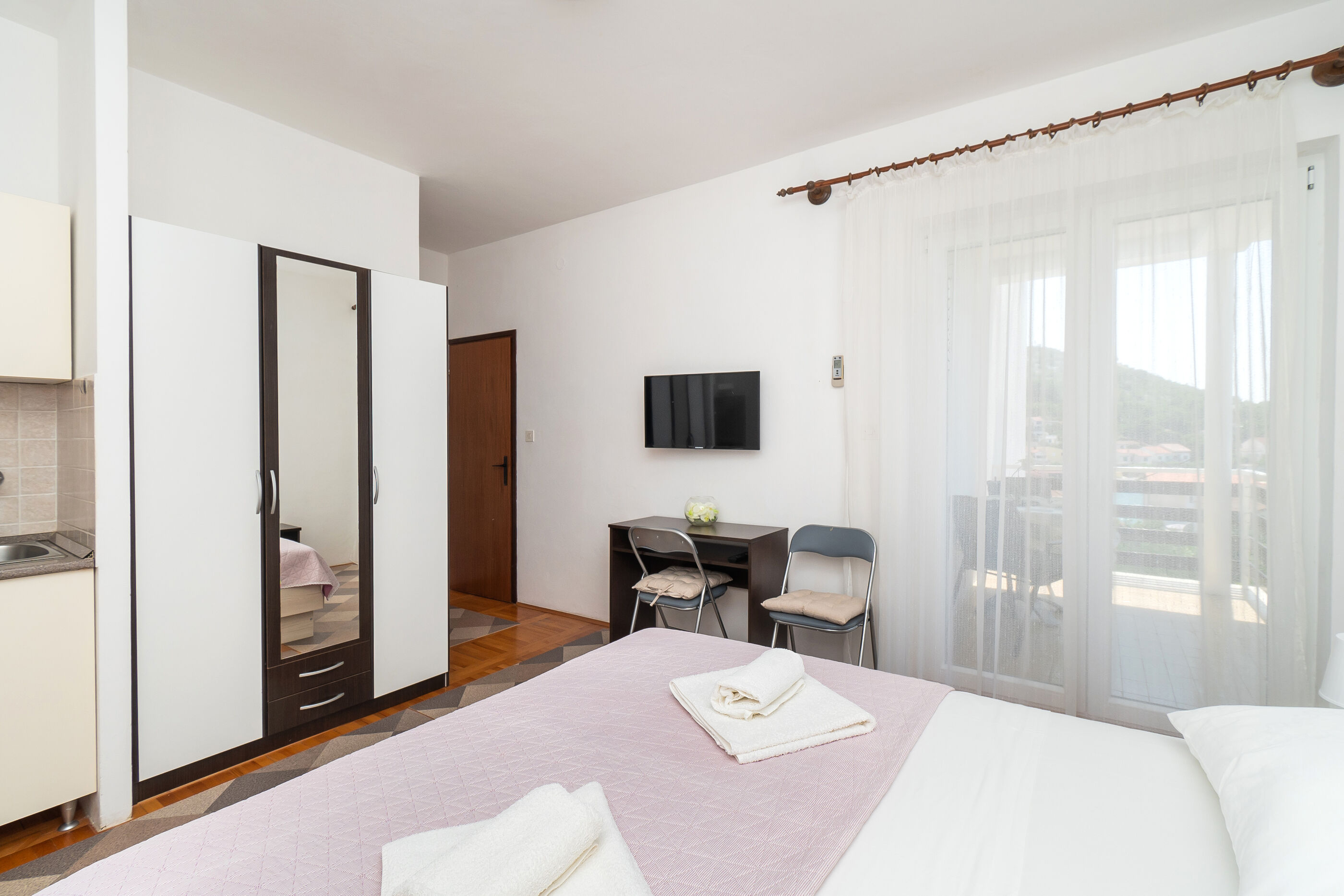Apartments and Room Kate 95931-A4