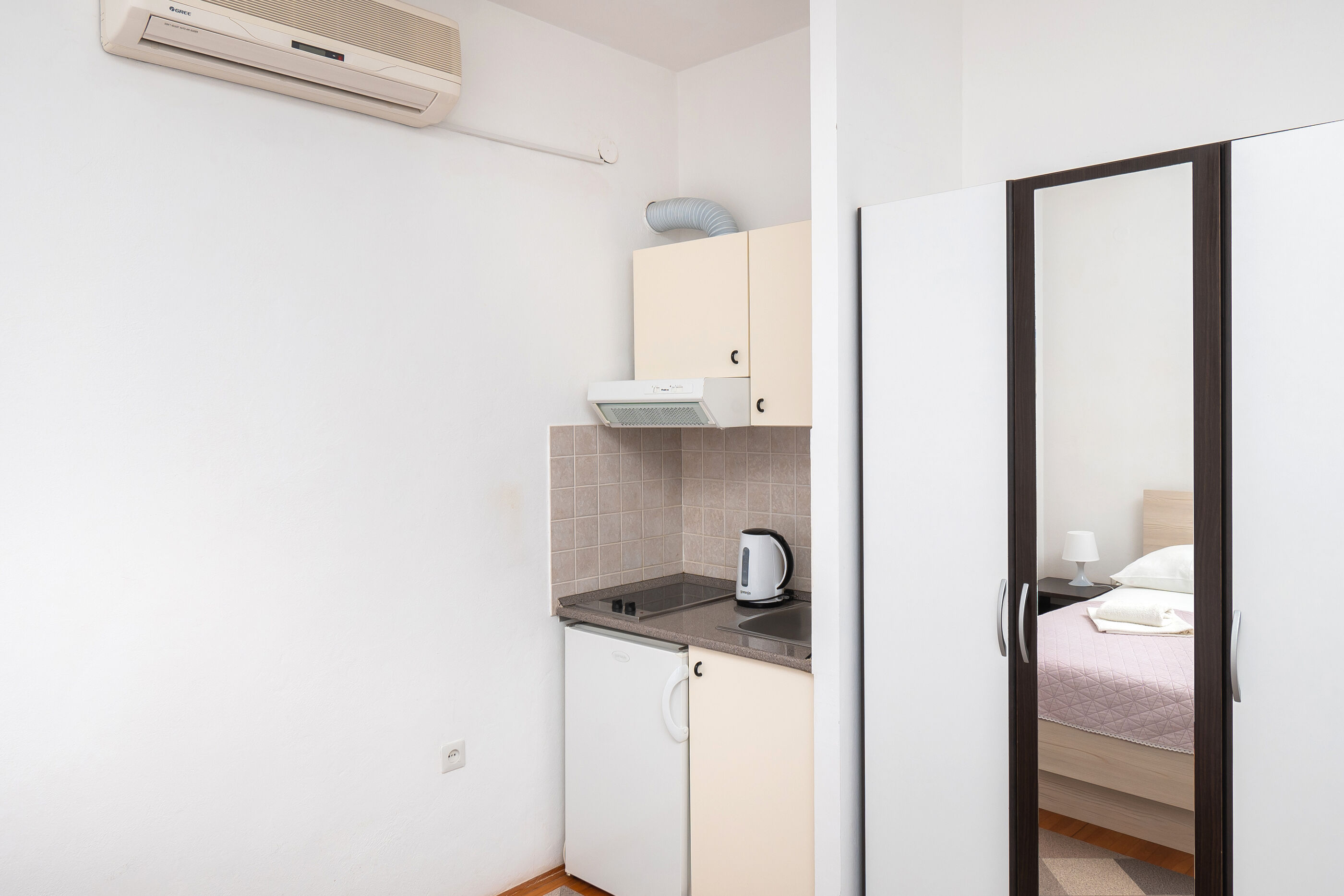 Apartments and Room Kate 95931-A4