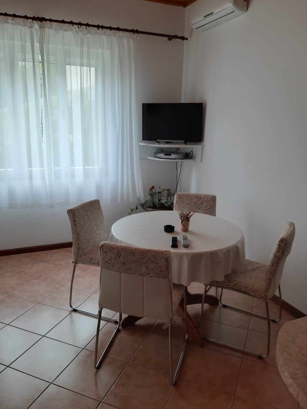 Apartments and Room Kate 95931-S1